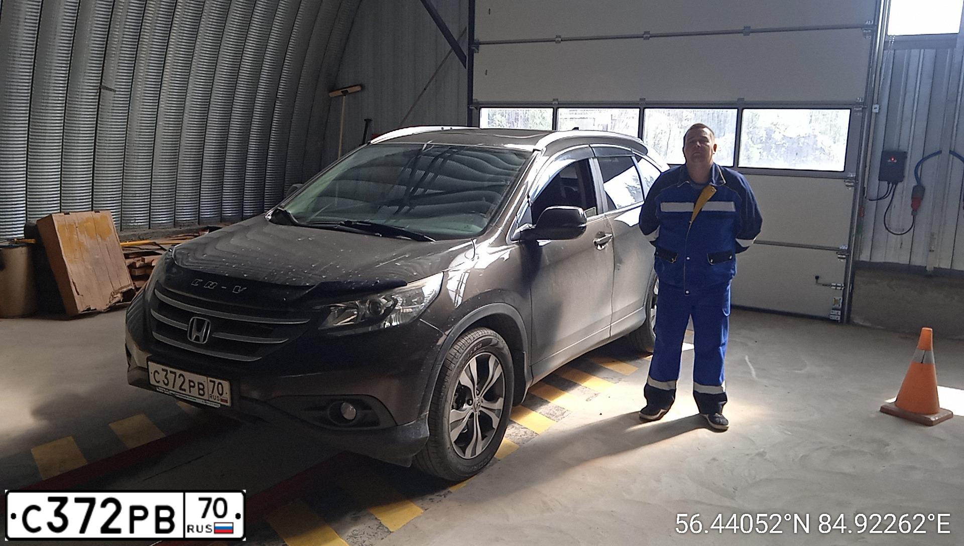 Фото автомобиля HONDA CR-V, 2013 — госномер С372РВ70. Цвет: ТЕМНО-КОРИЧНЕВЫЙ