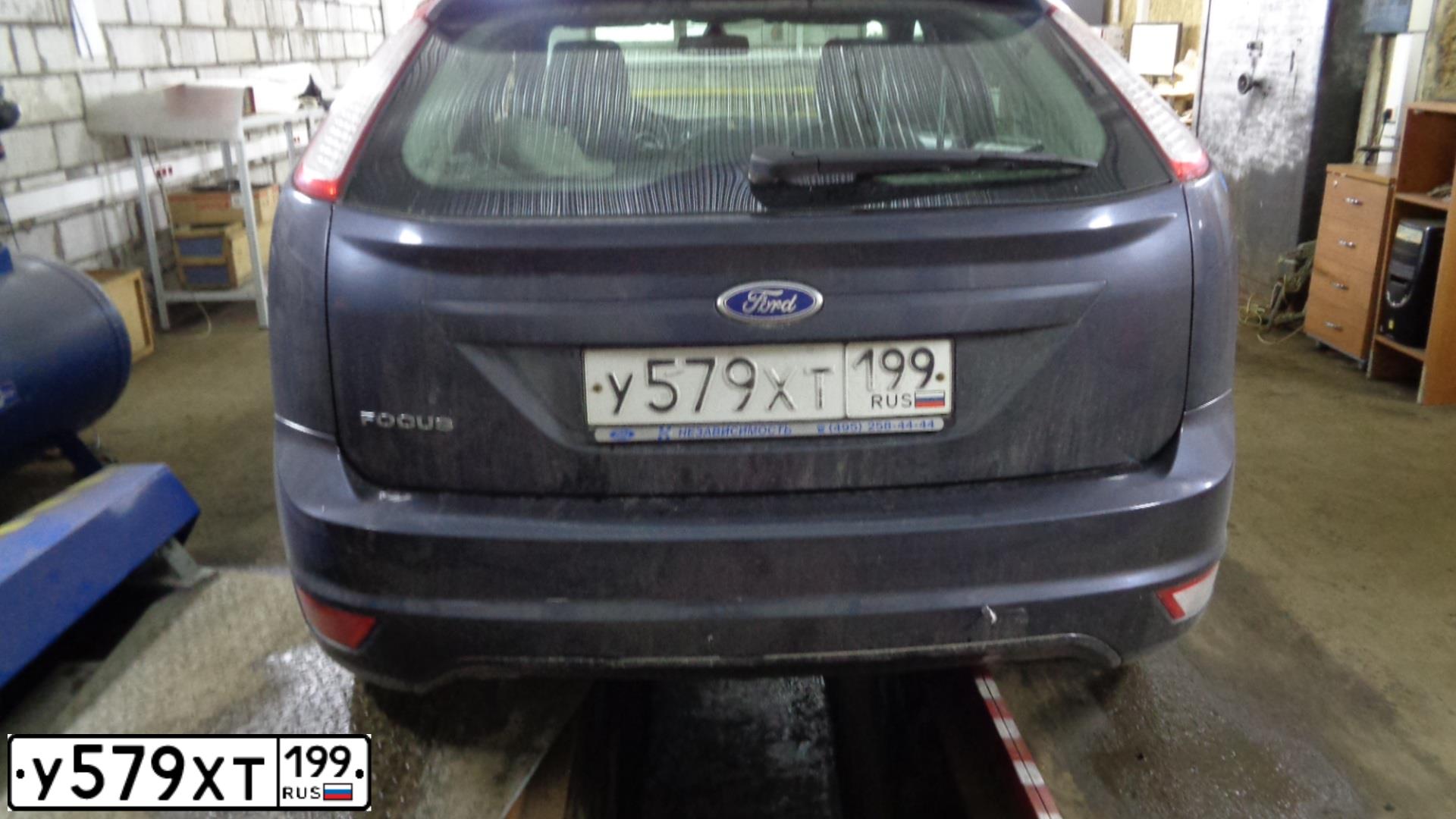 Фото автомобиля FORD FOCUS, 2010 — госномер У579ХТ199. Цвет: ТЕМНО-СЕРЫЙ