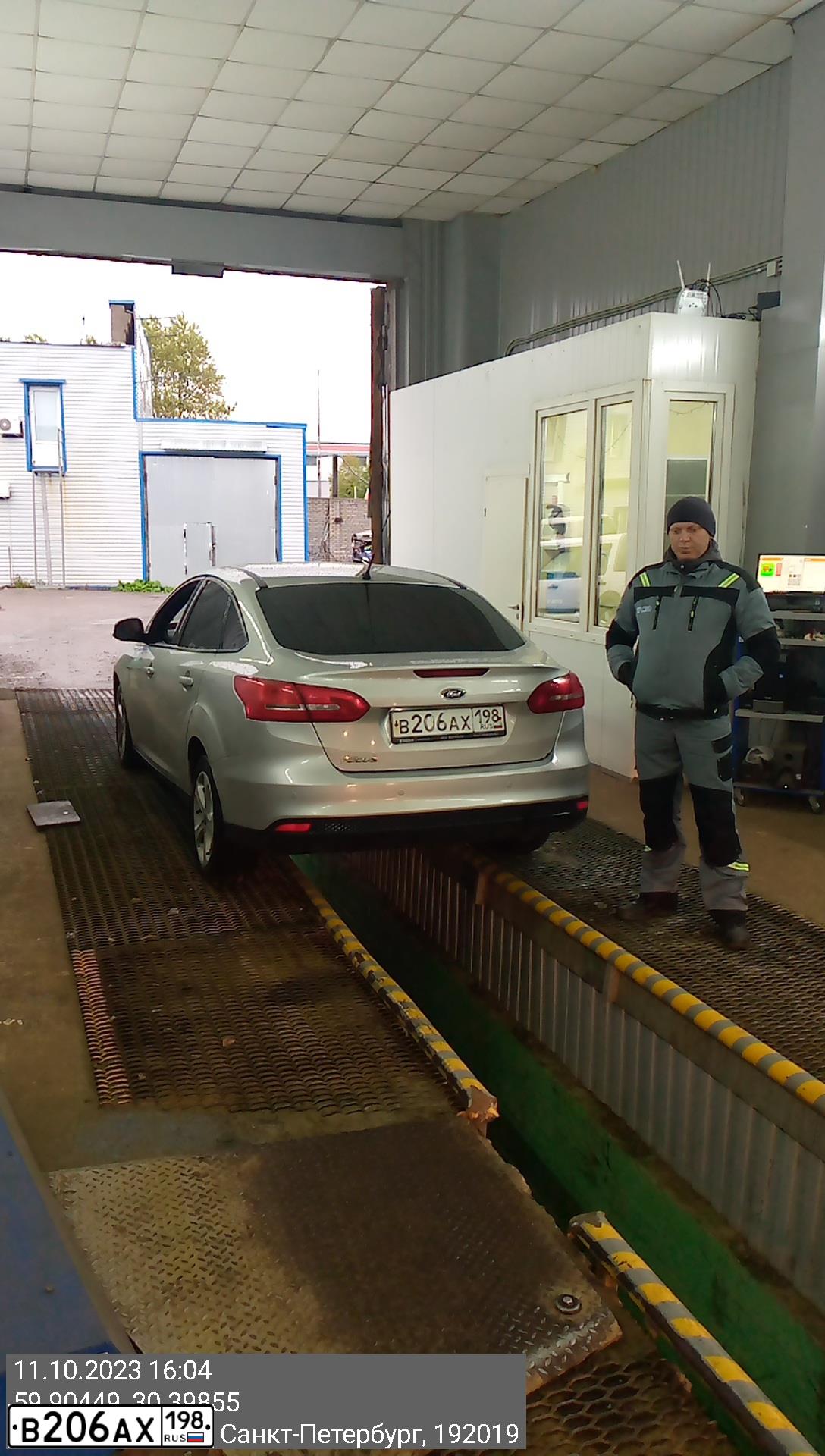 Фото автомобиля FORD FOCUS, 2016 — госномер В206АХ198. Цвет: Серебристый