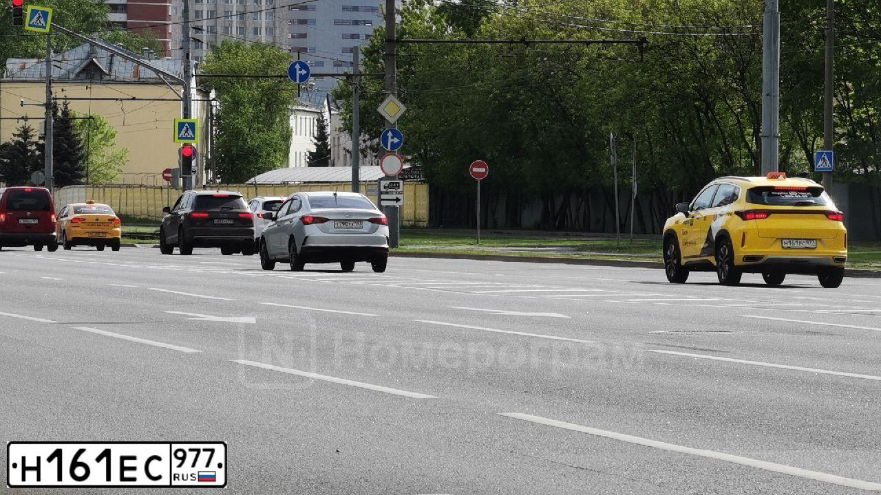 Фото автомобиля AUDI Q8, 2019 — госномер М347КВ977. Цвет: Белый