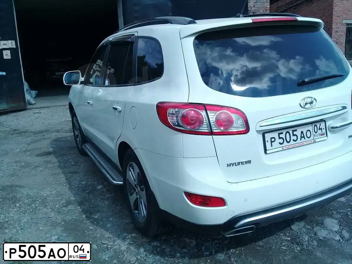 Фото автомобиля HYUNDAI SANTA FE, 2012 — госномер А306АУ04. Цвет: Белый