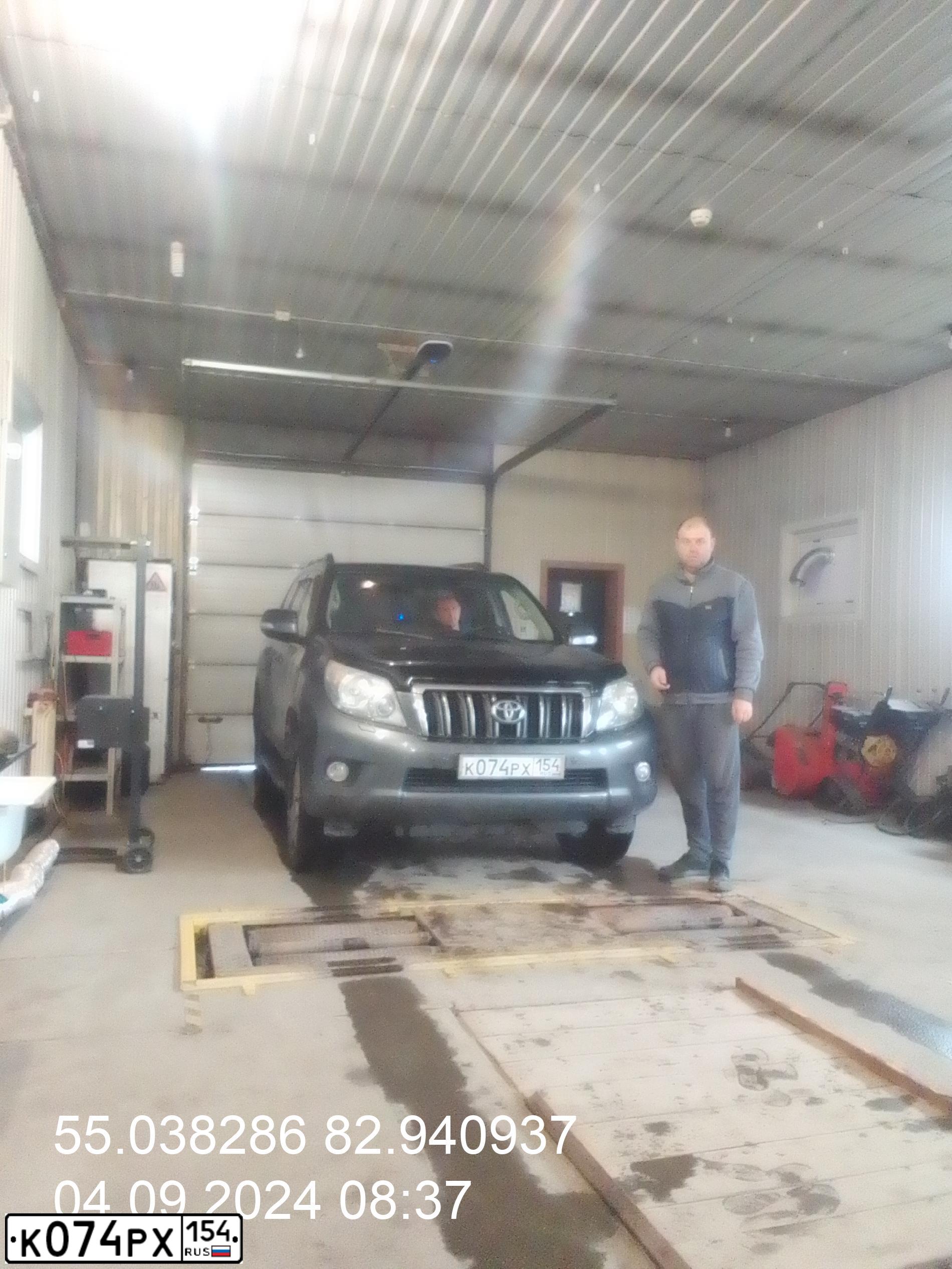Фото автомобиля TOYOTA LANDCRUISER, 2010 — госномер С555МС154. Цвет: СЕРЫЙ