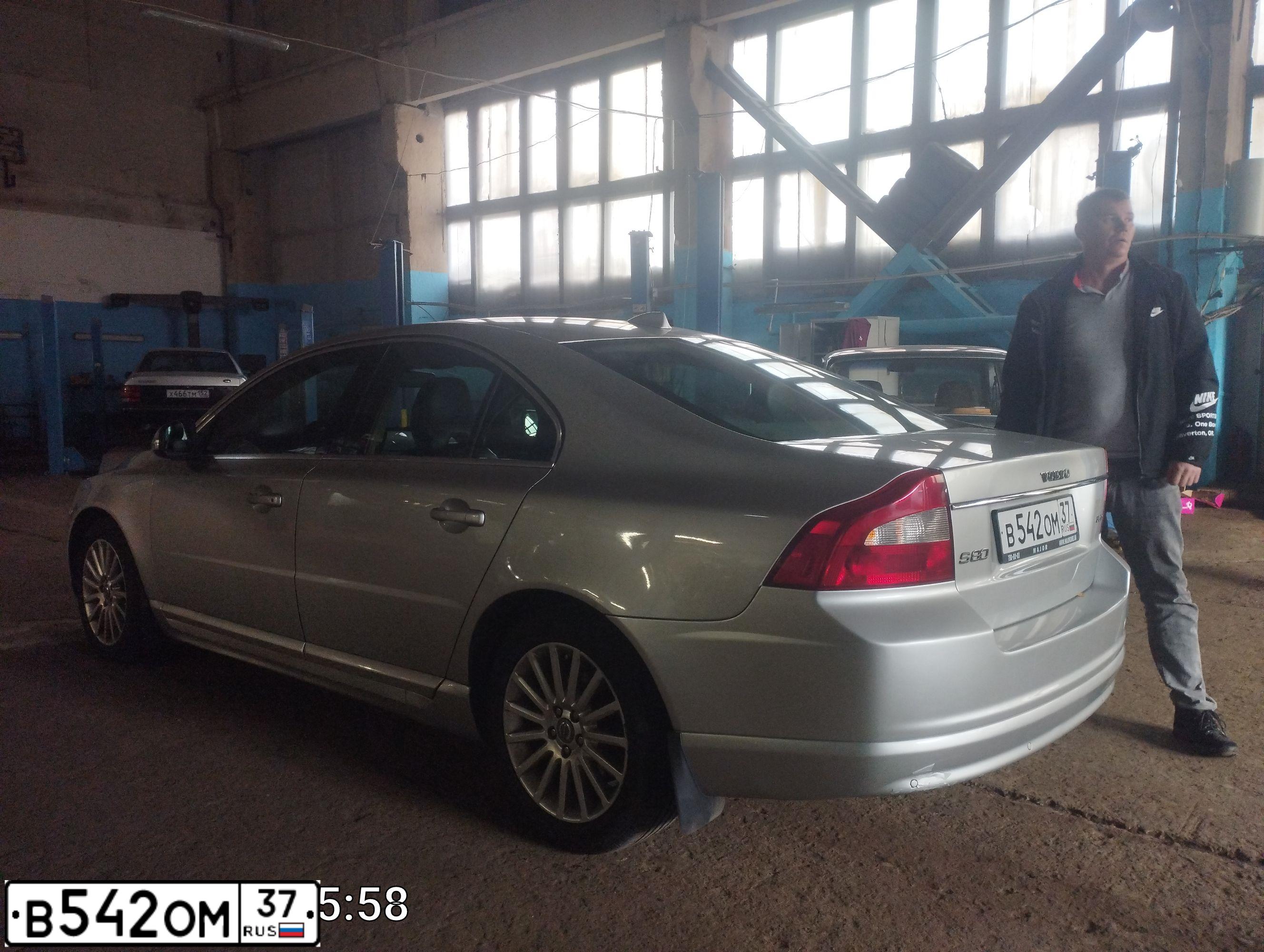 Фото автомобиля VOLVO S80, 2006 — госномер В542ОМ37. Цвет: СЕРЫЙ