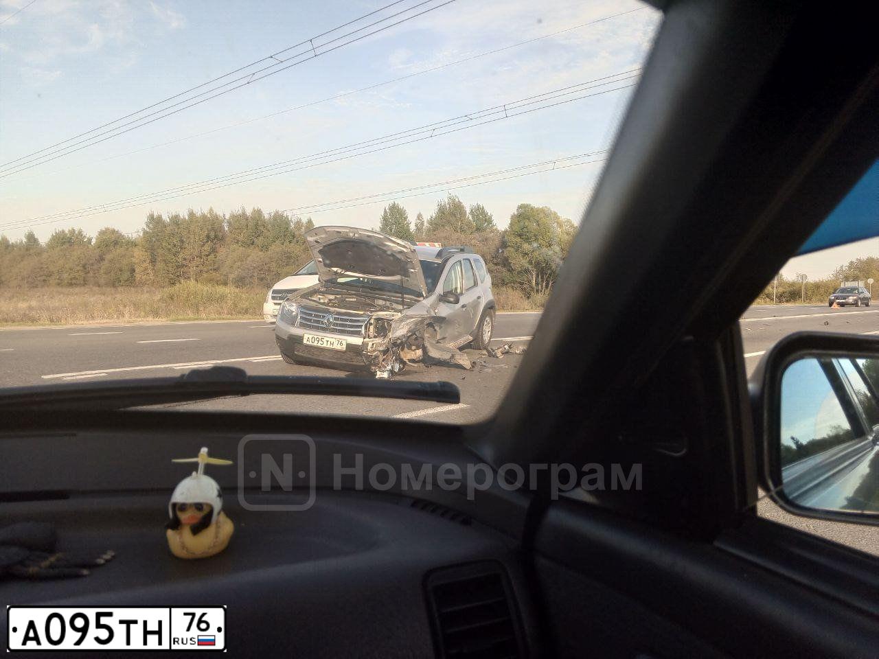 Фото автомобиля RENAULT DUSTER, 2014 — госномер А095ТН76. Цвет: СВЕТЛО-СЕРЫЙ