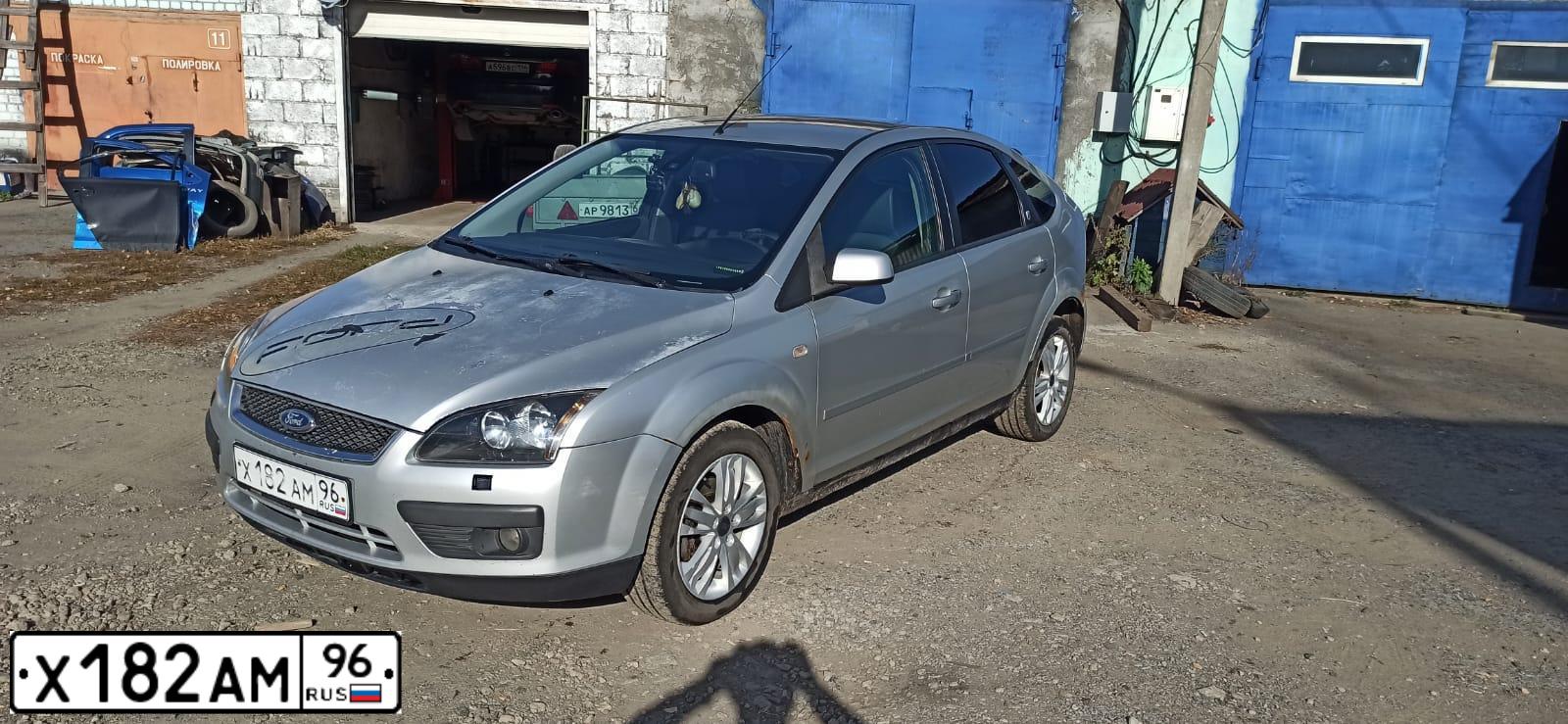 Фото автомобиля FORD FOCUS, 2006 — госномер Х182АМ96. Цвет: серебристый
