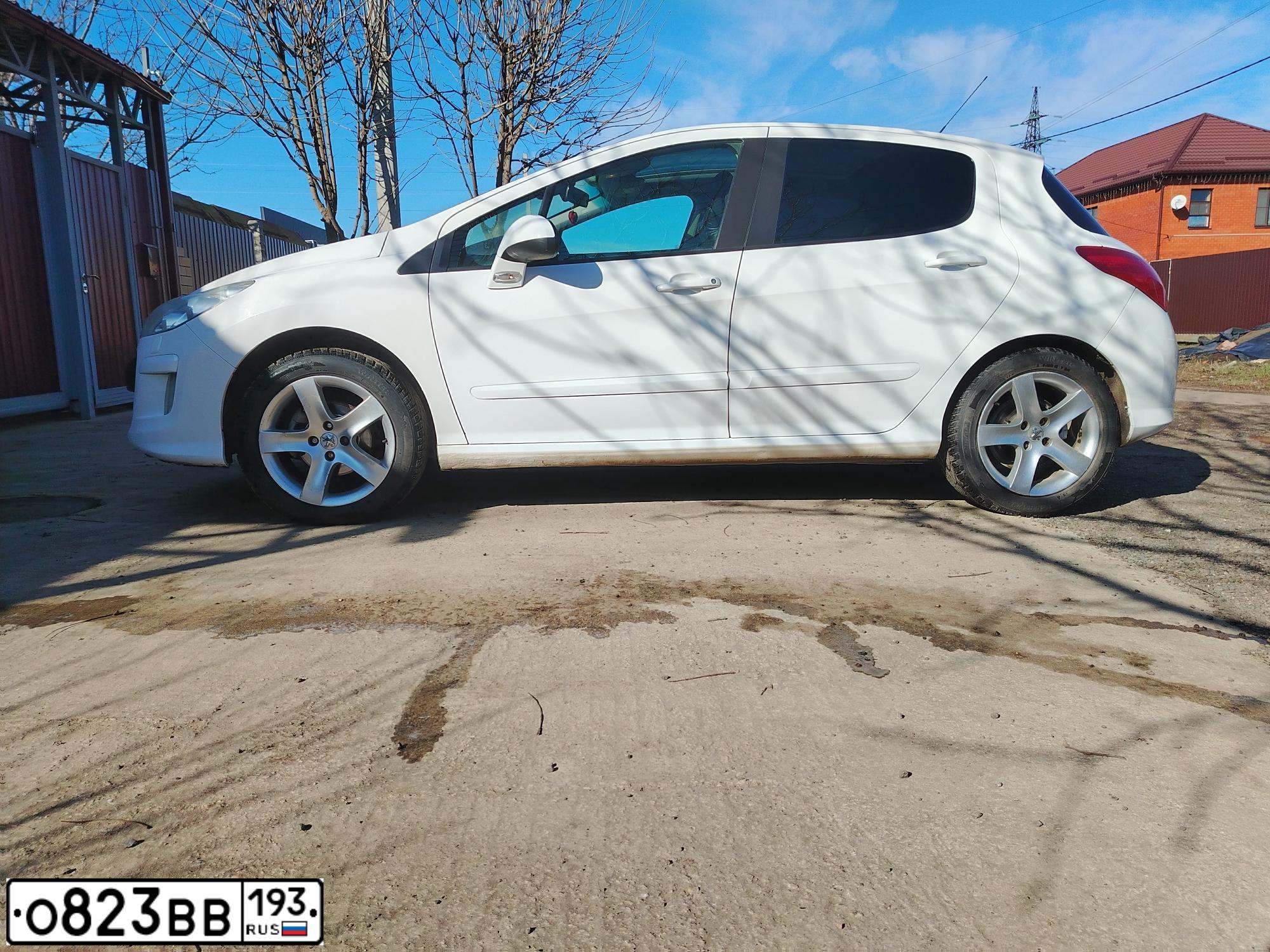 Фото автомобиля PEUGEOT 308, 2008 — госномер О823ВВ193. Цвет: Белый