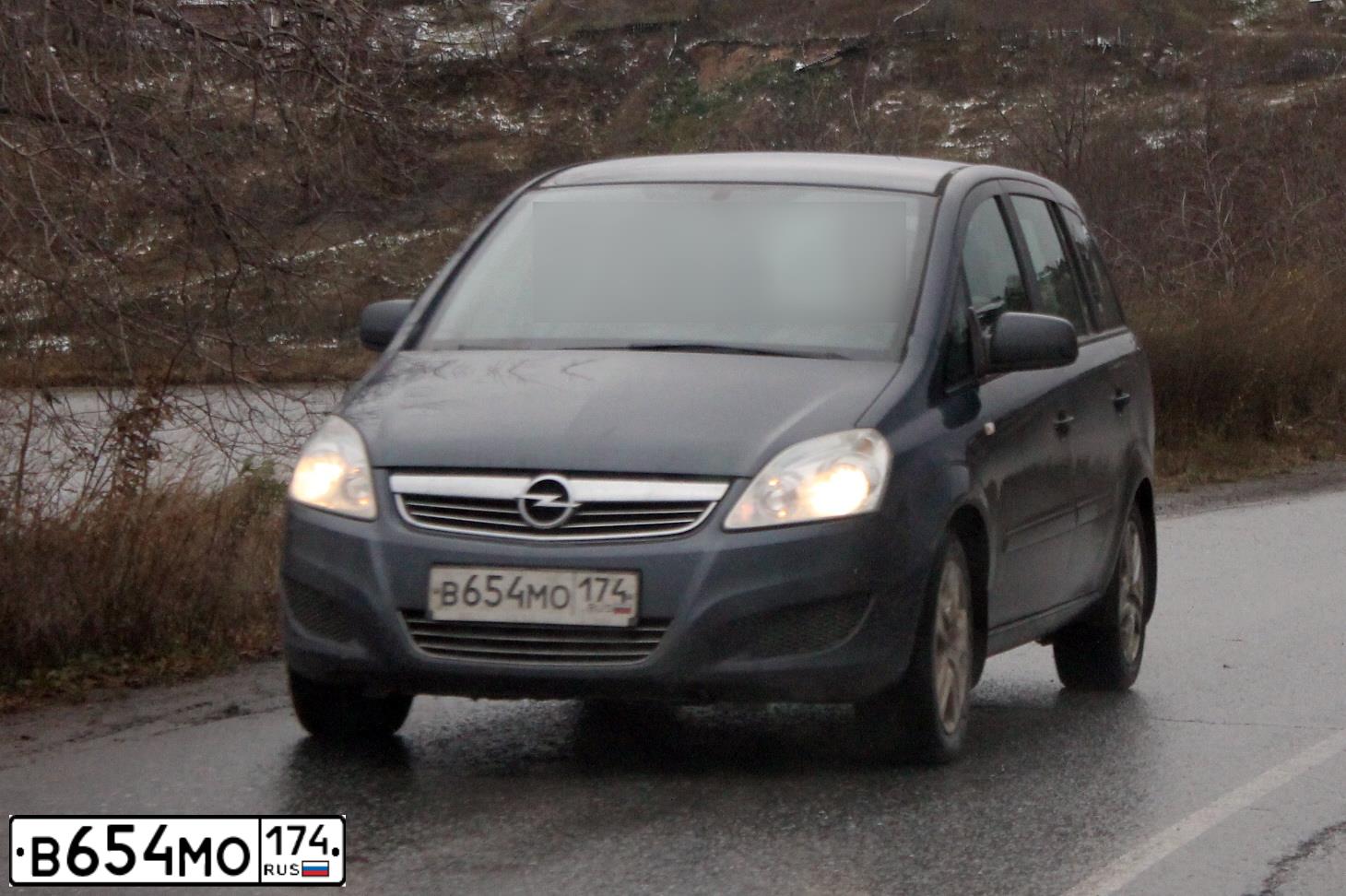 Фото автомобиля OPEL ZAFIRA, 2010 — госномер В654МО174. Цвет: синий