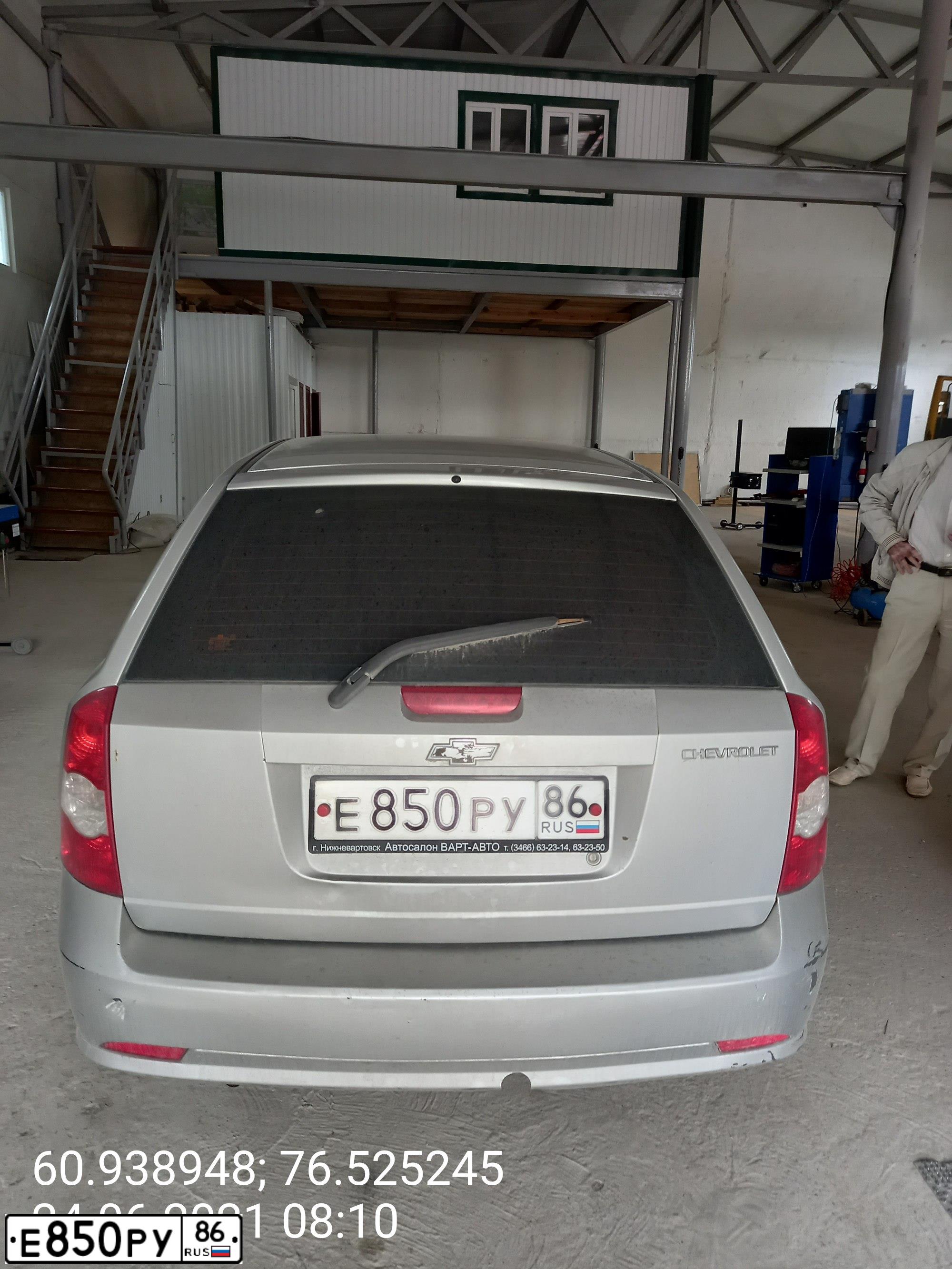 Фото автомобиля CHEVROLET LACETTI, 2007 — госномер Е850РУ86. Цвет: Серебристый