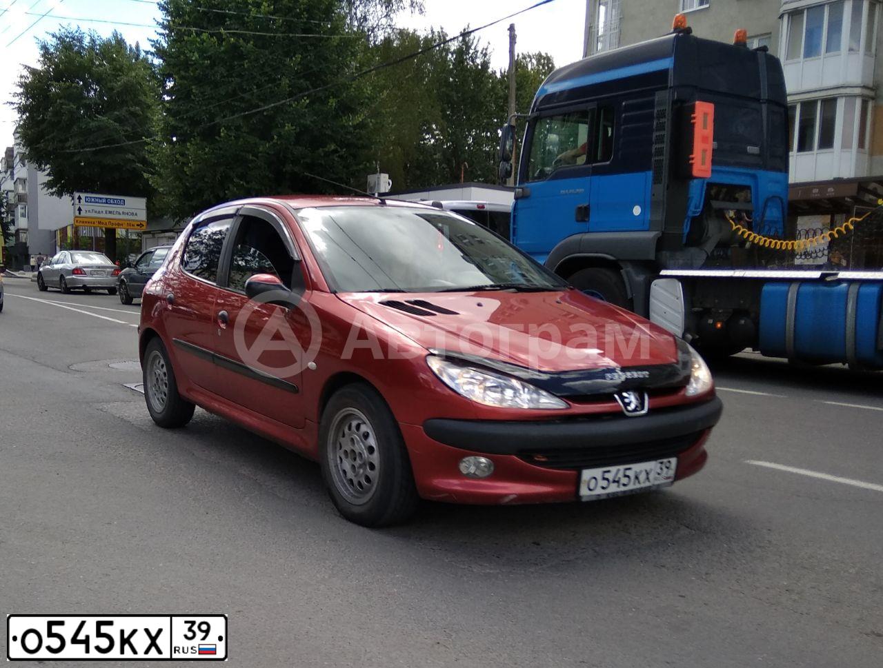 Фото автомобиля PEUGEOT 206, 2002 — госномер С758УУ99. Цвет: Красный