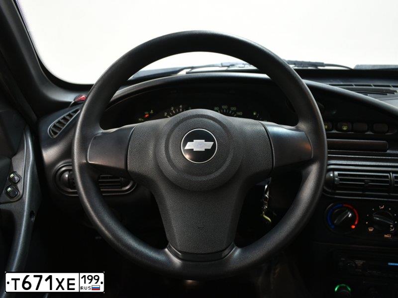 Фото автомобиля CHEVROLET NIVA, 2010 — госномер С385ВК977. Цвет: ЧЕРНЫЙ
