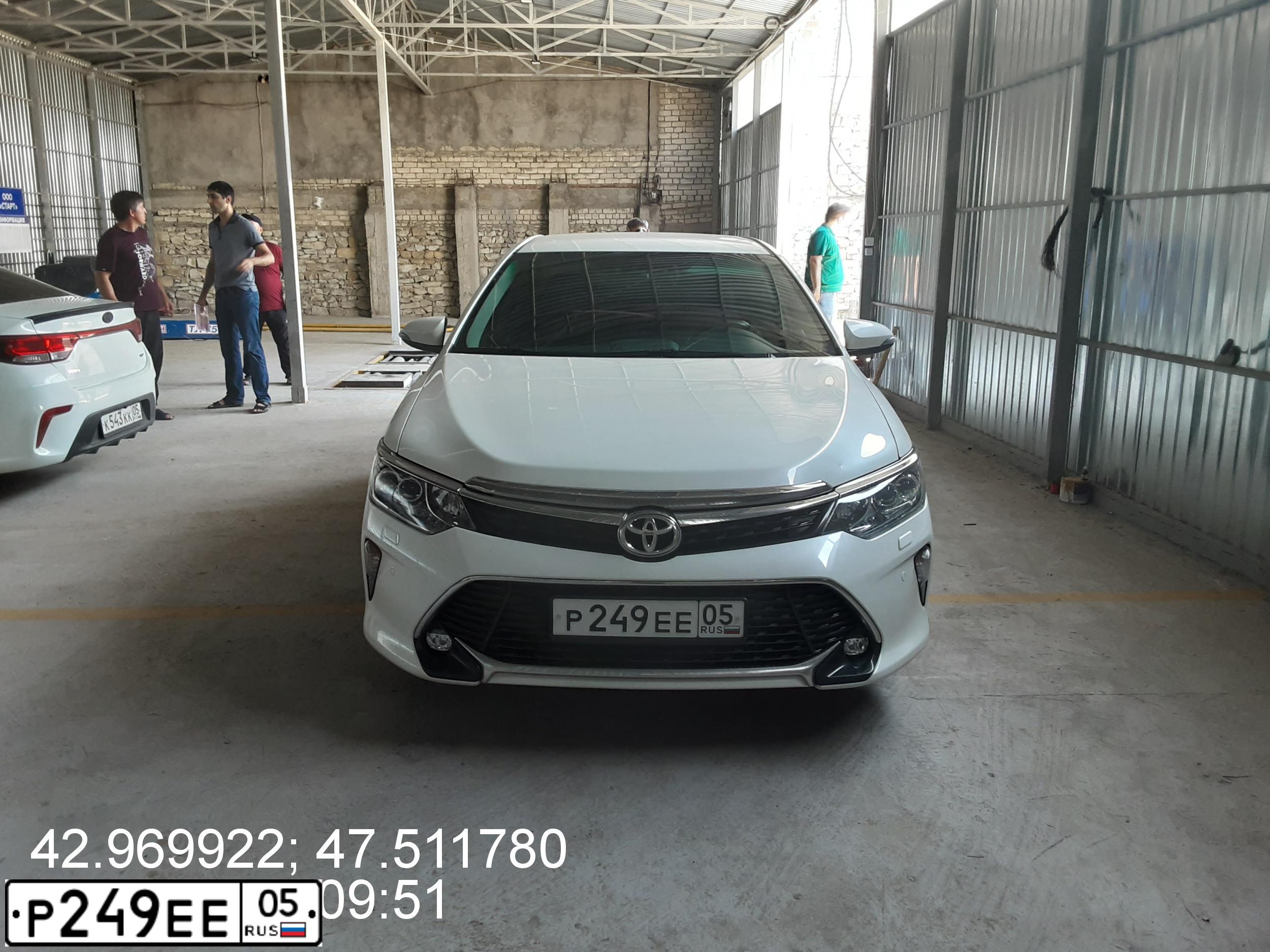 Фото автомобиля TOYOTA CAMRY, 2017 — госномер О487АС797. Цвет: БЕЛЫЙ ПЕРЛАМУТР