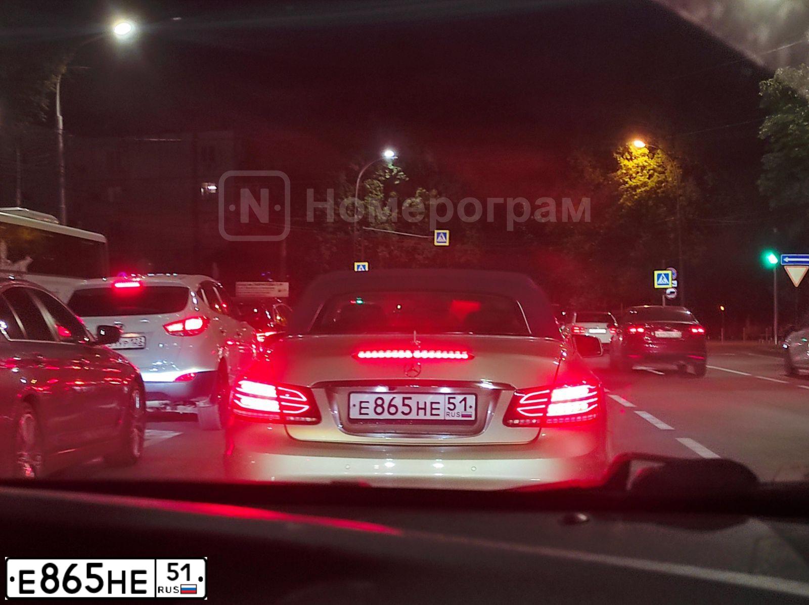 Фото автомобиля MERCEDES E-KLASSE, 2014 — госномер Е865НЕ51. Цвет: Серебристый