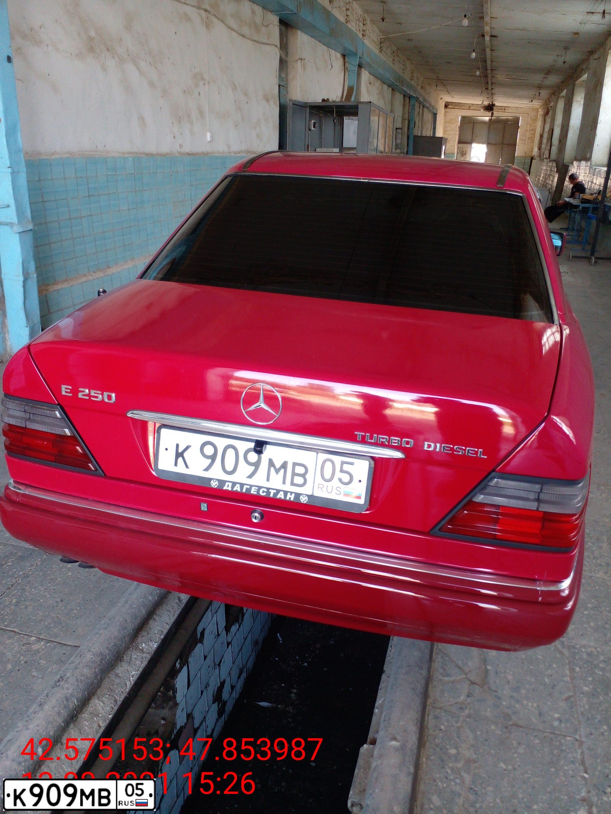 Фото автомобиля MERCEDES E-KLASSE, 1994 — госномер К909МВ05. Цвет: КРАСНЫЙ