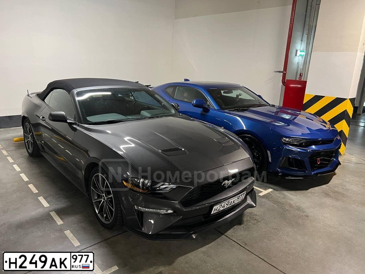 Фото автомобиля FORD MUSTANG, 2019 — госномер Н249АК977. Цвет: СЕРЫЙ