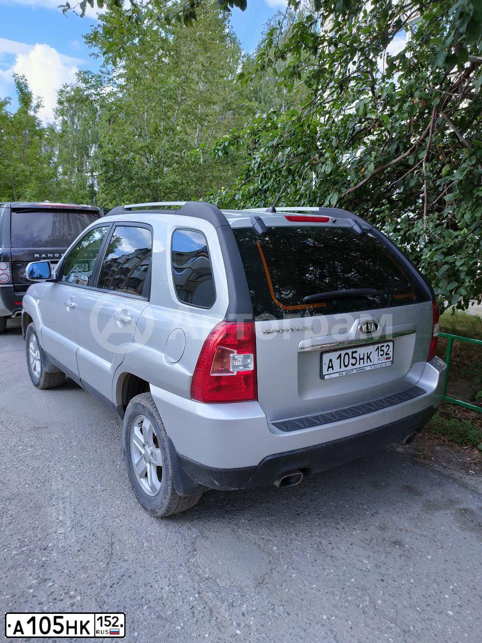 Фото автомобиля KIA SPORTAGE, 2010 — госномер А105НК152. Цвет: СВЕТЛО-СЕРЫЙ