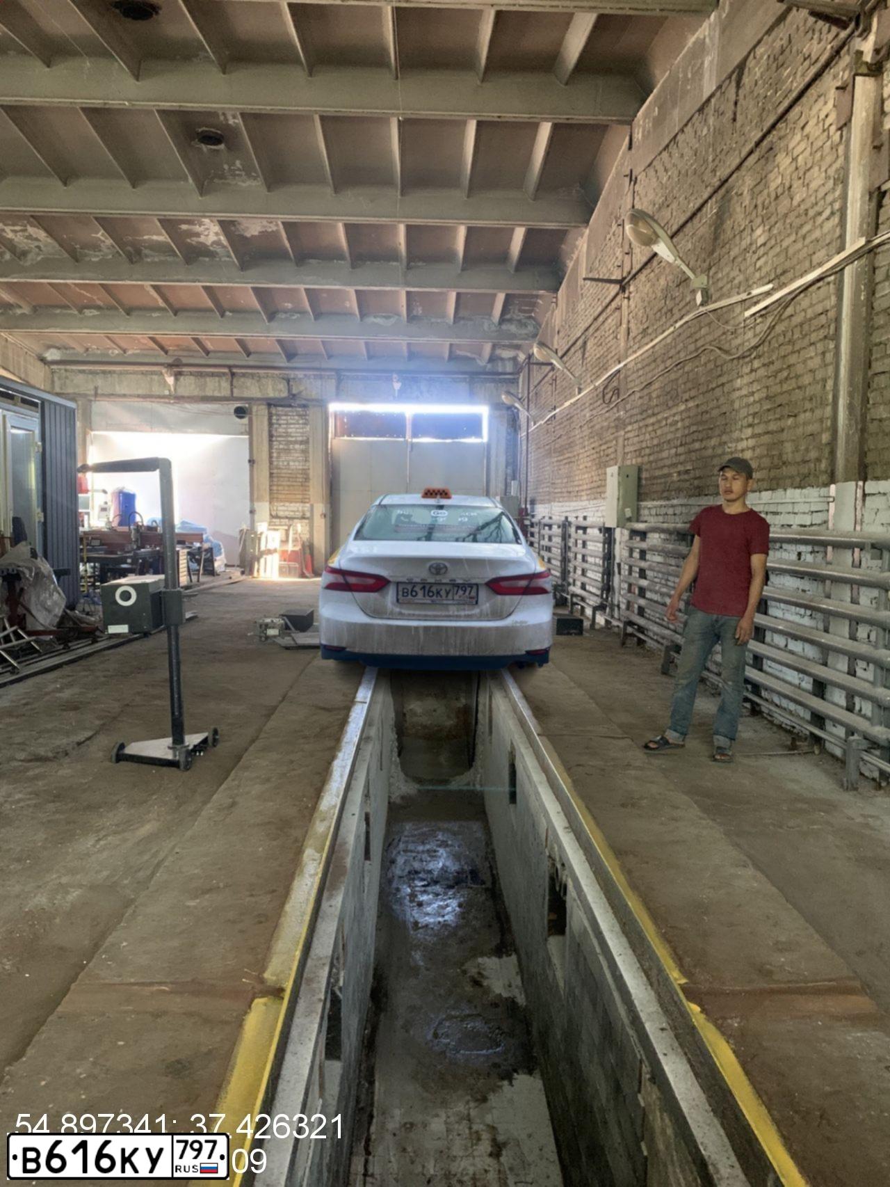 Фото автомобиля TOYOTA CAMRY МХVА71L RЕХNВХ, 2021 — госномер В616КУ797. Цвет: БЕЛЫЙ ЖЕЛТЫЙ СЕРЫЙ