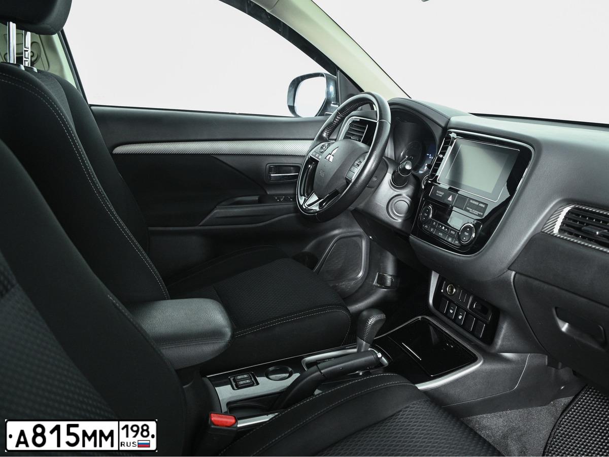 Фото автомобиля MITSUBISHI OUTLANDER, 2018 — госномер А815ММ198. Цвет: СЕРЫЙ