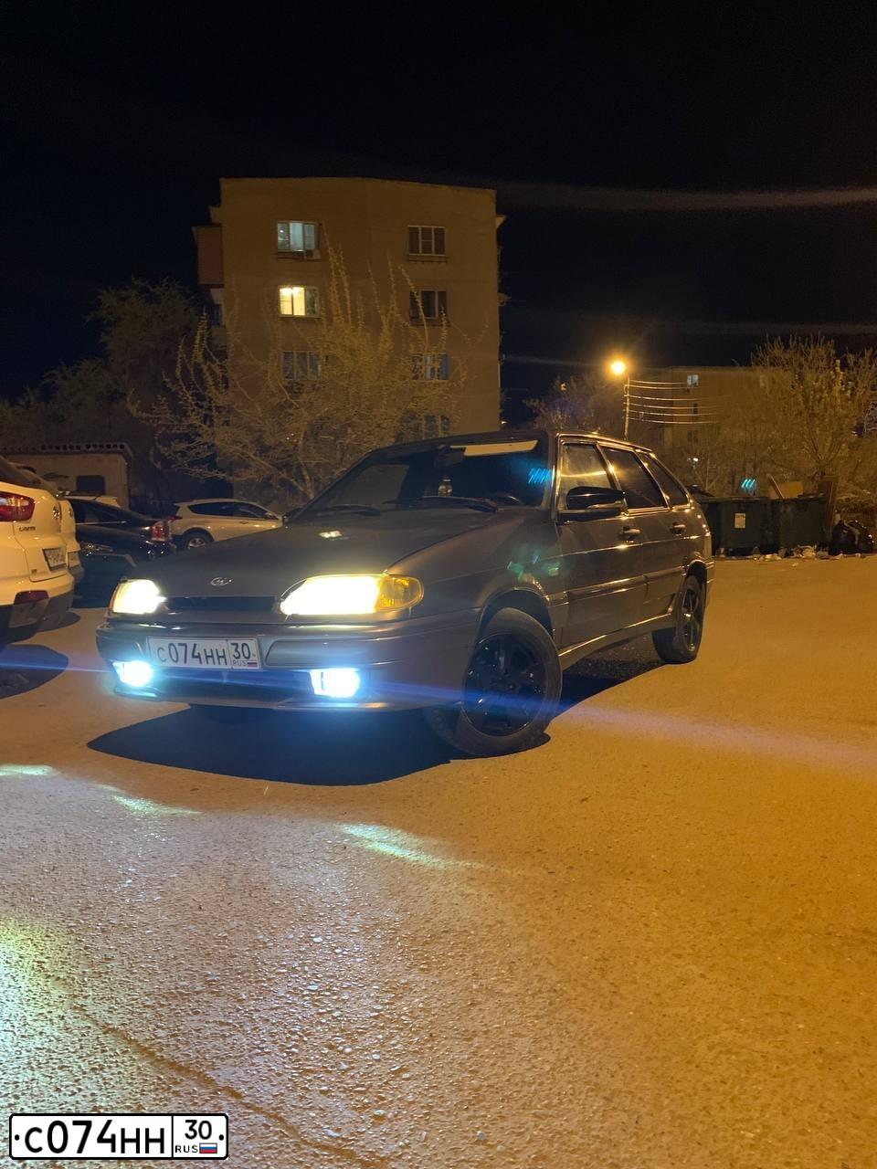 Фото автомобиля LADA 2114 SAMARA, 2008 — госномер Х168ОО30. Цвет: серебристо-коричневый