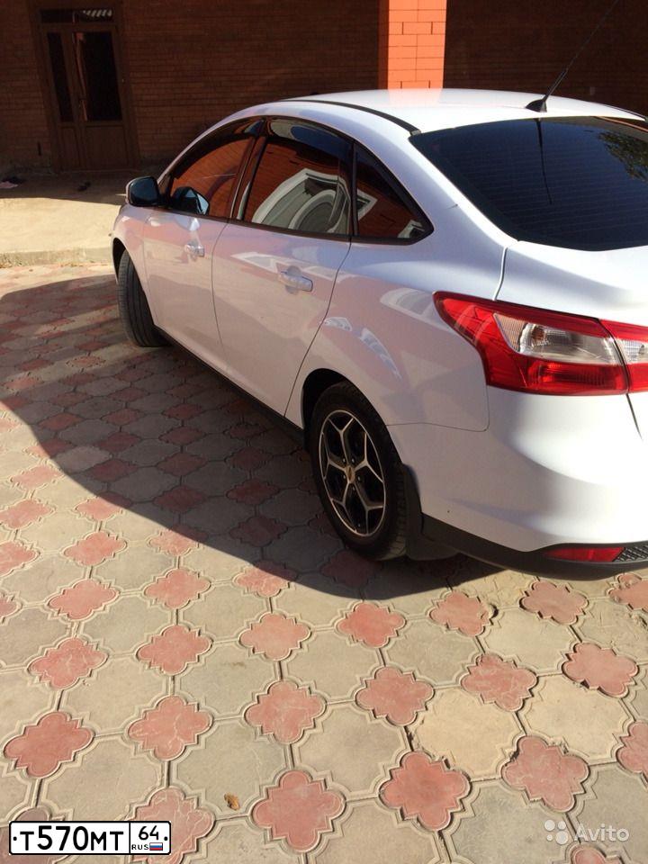 Фото автомобиля FORD FOCUS, 2013 — госномер В735КК06. Цвет: Белый