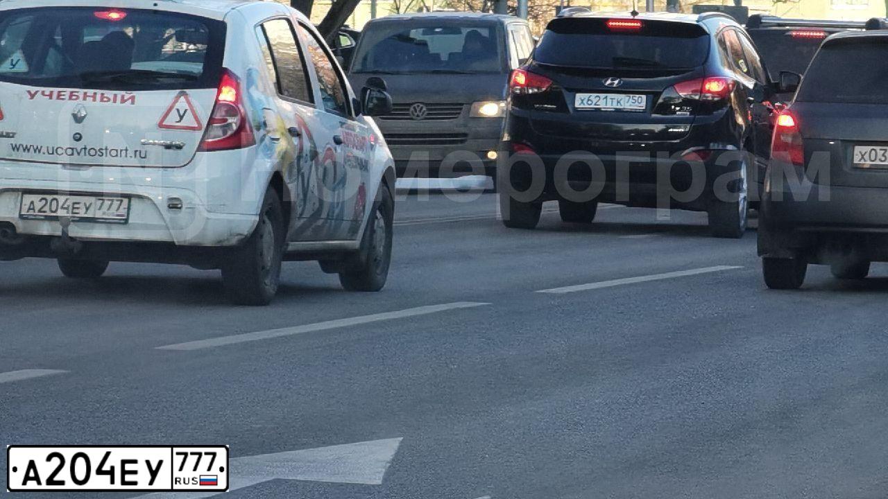 Фото автомобиля RENAULT SANDERO, 2014 — госномер А204ЕУ777. Цвет: Белый