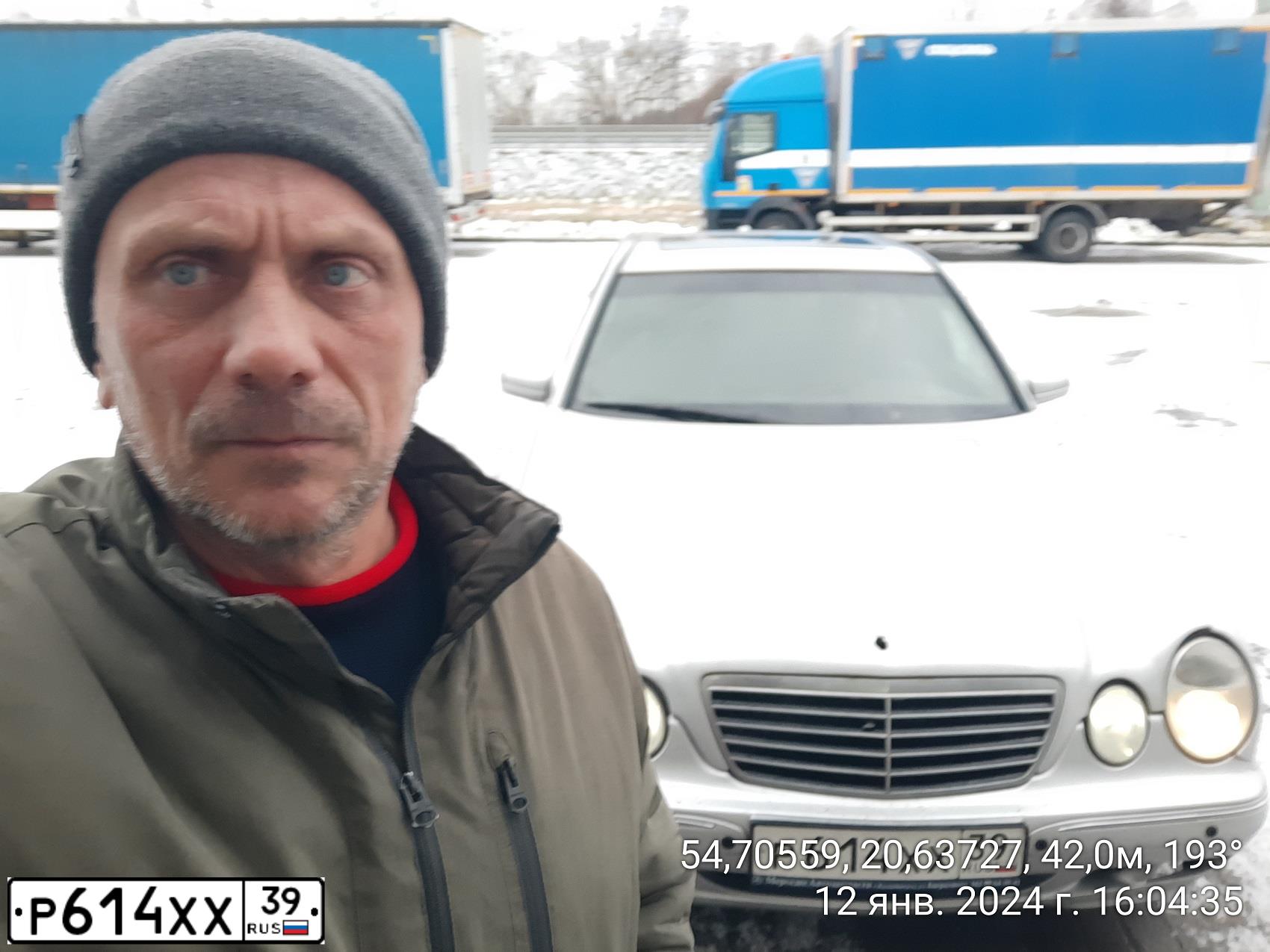 Фото автомобиля MERCEDES E-KLASSE, 1999 — госномер Р614ХХ39. Цвет: БЕЛЫЙ (СЕРЕБРИСТЫЙ)