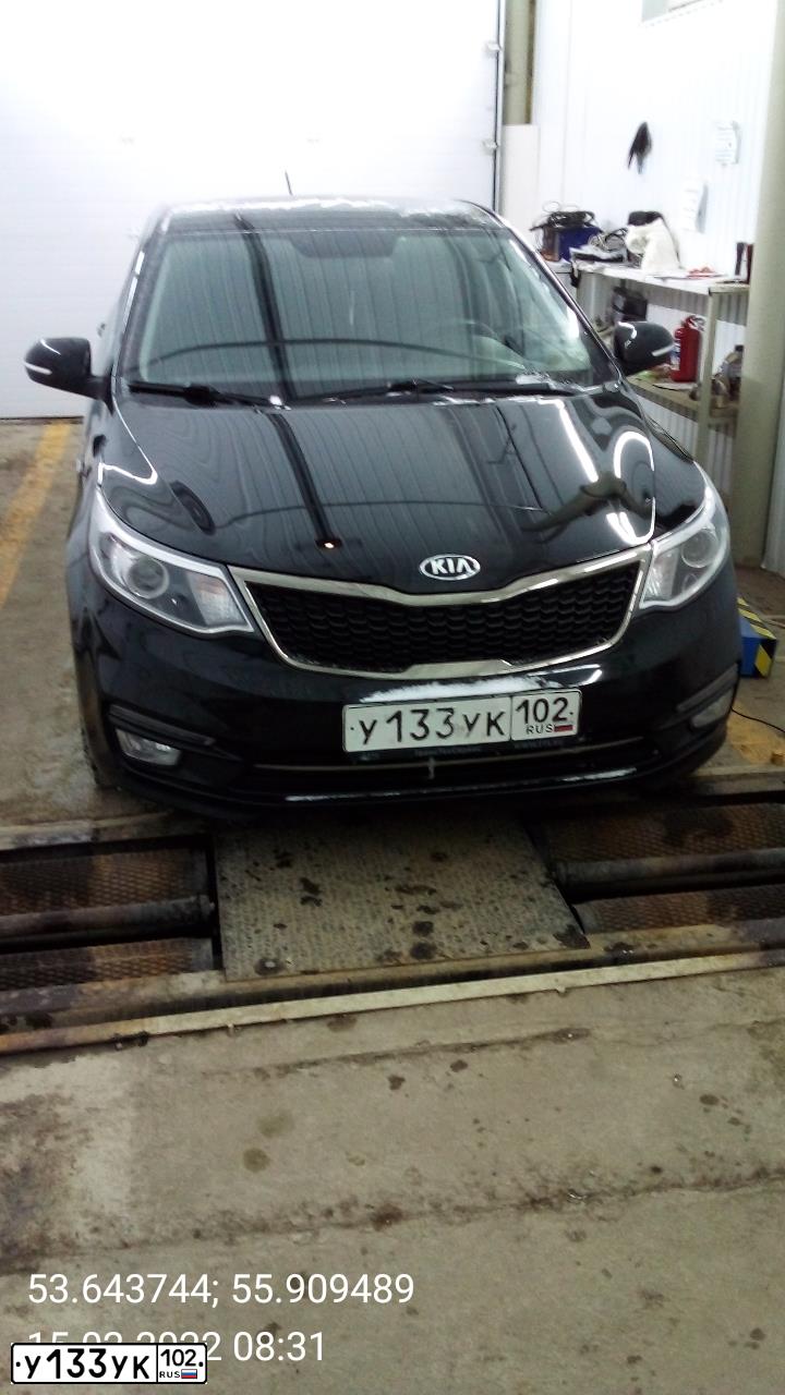Фото автомобиля KIA RIO, 2017 — госномер Е040СН702. Цвет: ЧЕРНЫЙ