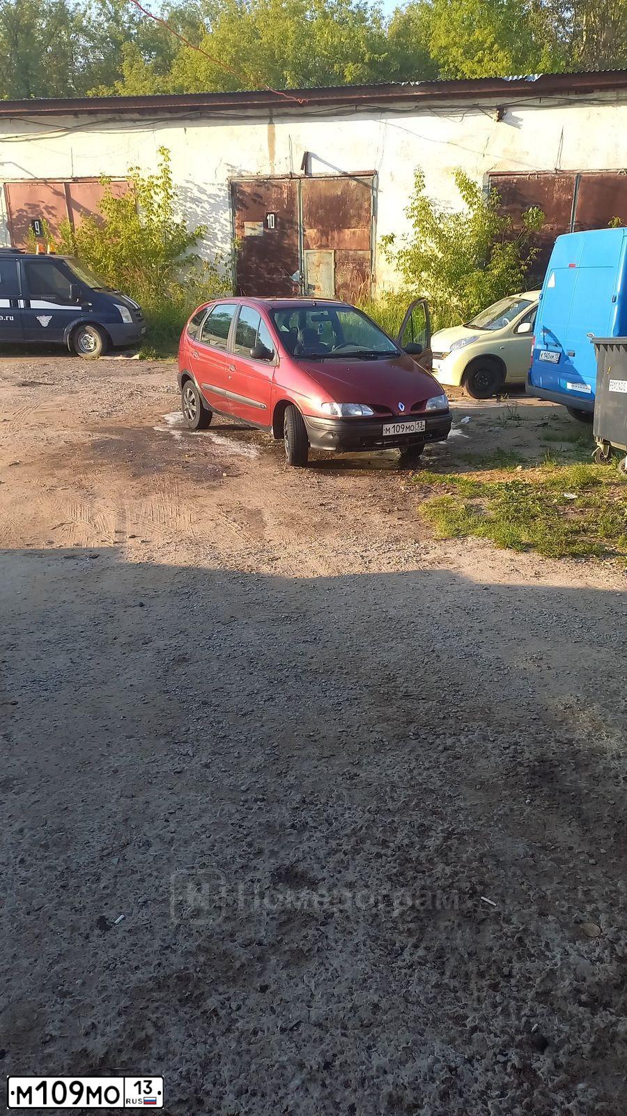 Фото автомобиля RENAULT MEGANE /GRAND/ SCENIC, 1998 — госномер М109МО13. Цвет: ТЕМНО-КРАСНЫЙ