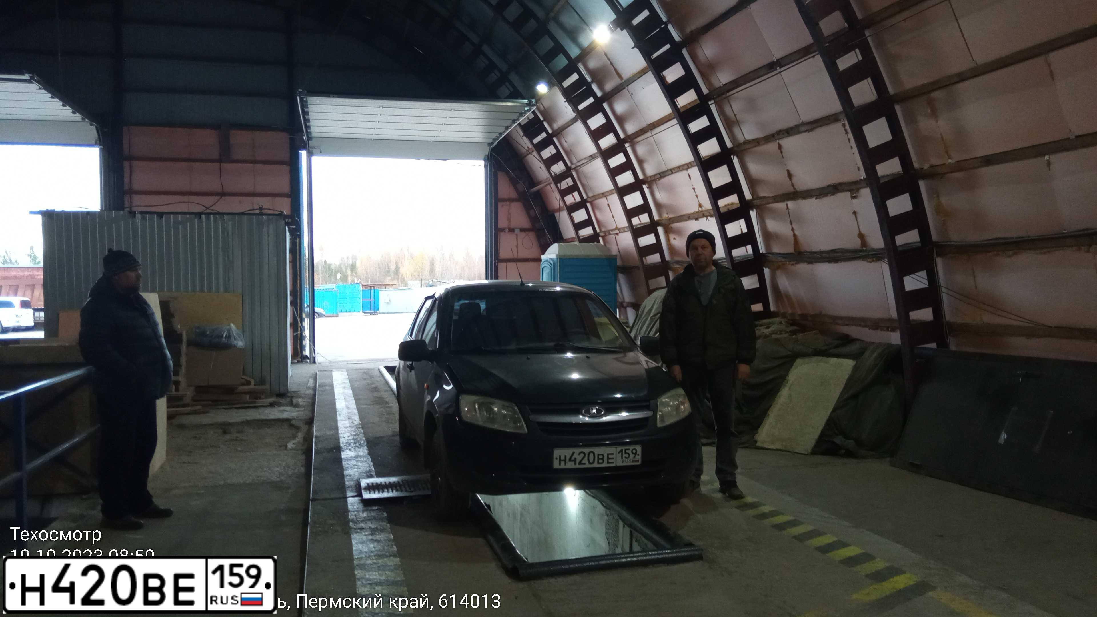 Фото автомобиля LADA 2190 GRANTA, 2014 — госномер Е737СТ159. Цвет: СИНЕ-ЧЕРНЫЙ