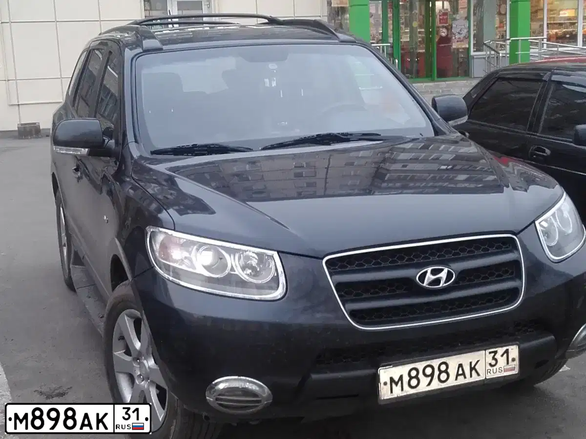 Фото автомобиля HYUNDAI SANTA FE, 2008 — госномер М898АК31. Цвет: ЧЕРНЫЙ