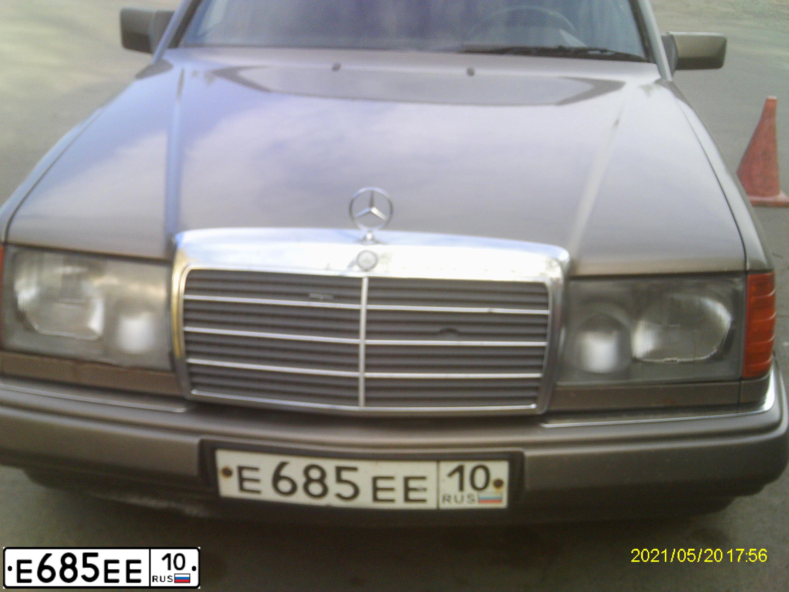 Фото автомобиля MERCEDES E-KLASSE, 1990 — госномер Е685ЕЕ10. Цвет: КОРИЧНЕВЫЙ МЕТАЛЛИК