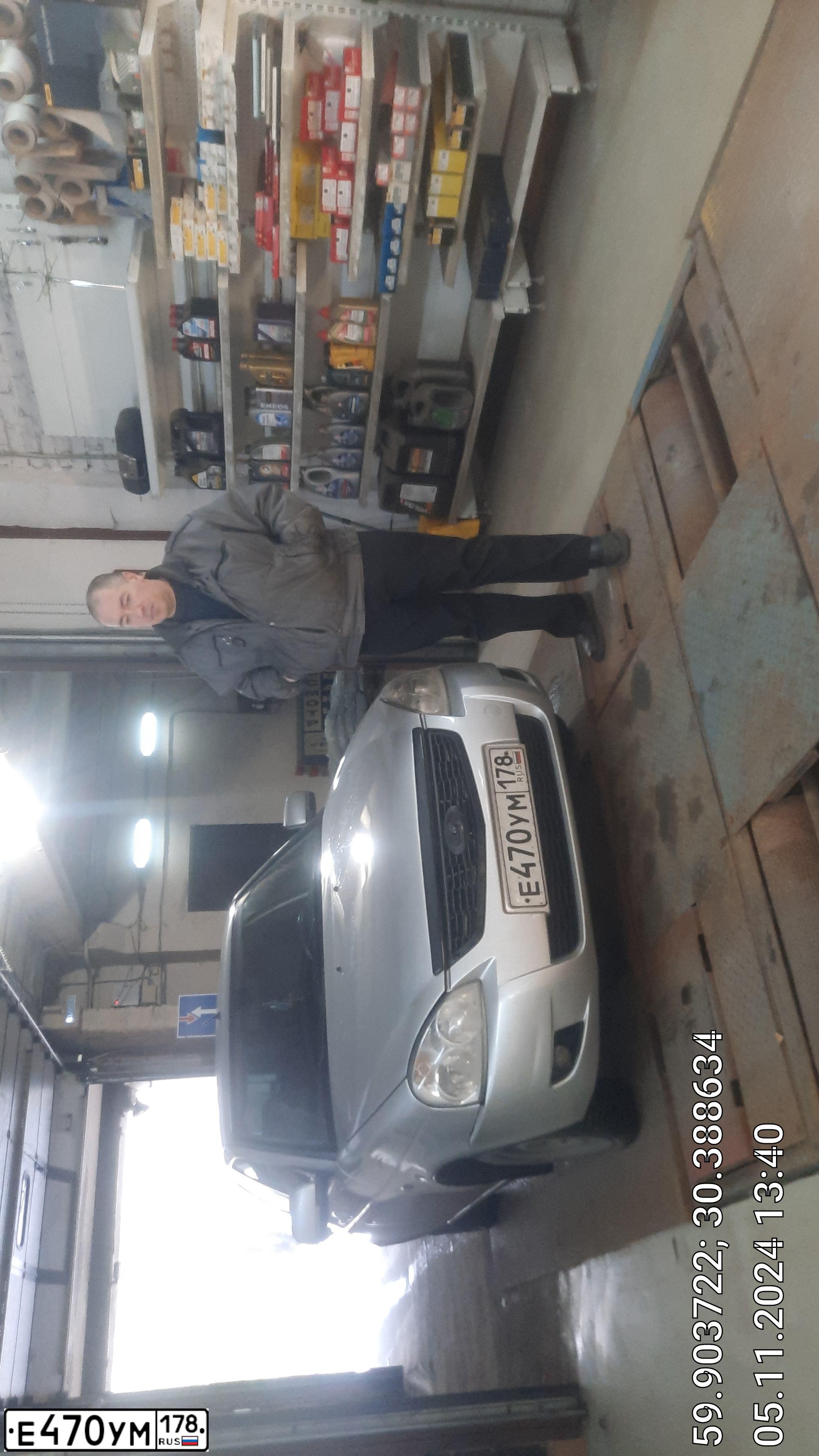 Фото автомобиля LADA 2172 PRIORA, 2011 — госномер Е470УМ178. Цвет: СВЕТЛО-СЕРЕБРИСТЫЙ МЕТАЛЛ
