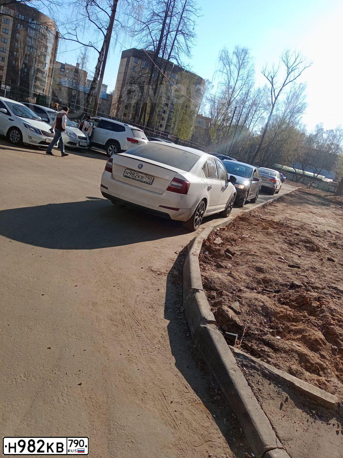 Фото автомобиля SKODA OCTAVIA, 2014 — госномер Н982КВ790. Цвет: Белый