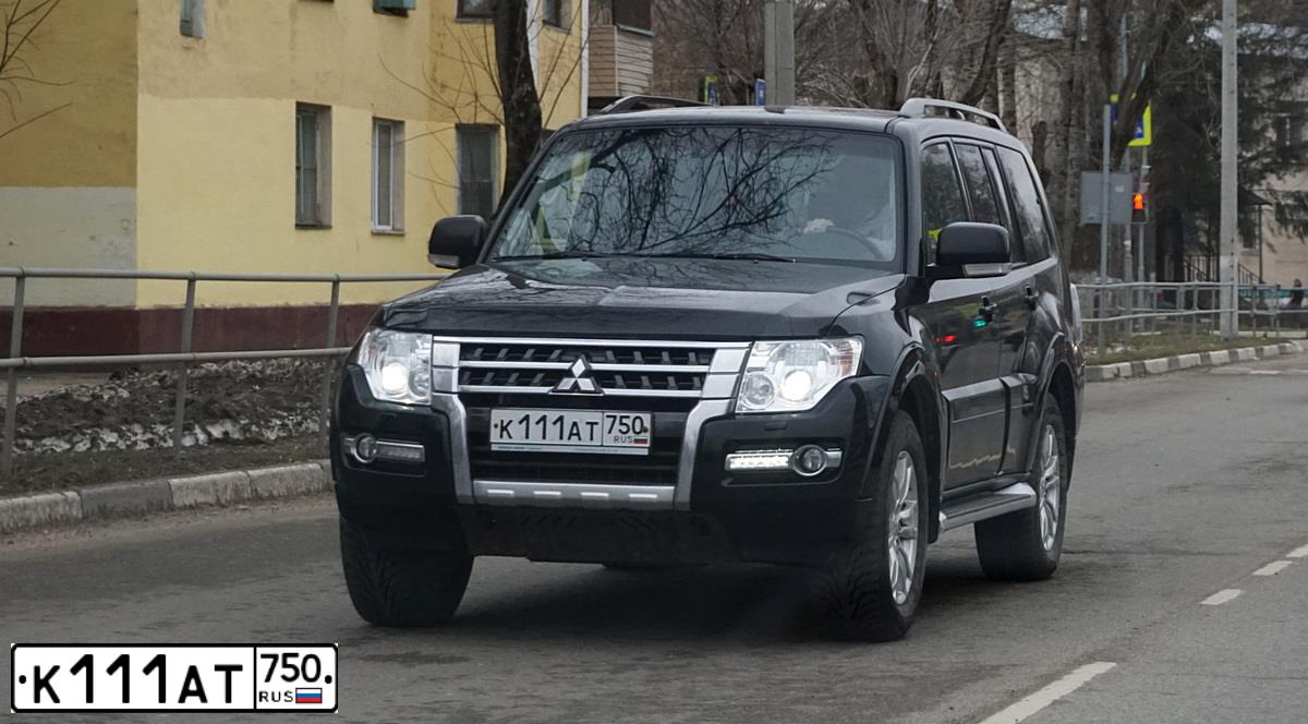 Фото автомобиля MITSUBISHI PAJERO, 2014 — госномер К111АТ750. Цвет: ЧЕРНЫЙ