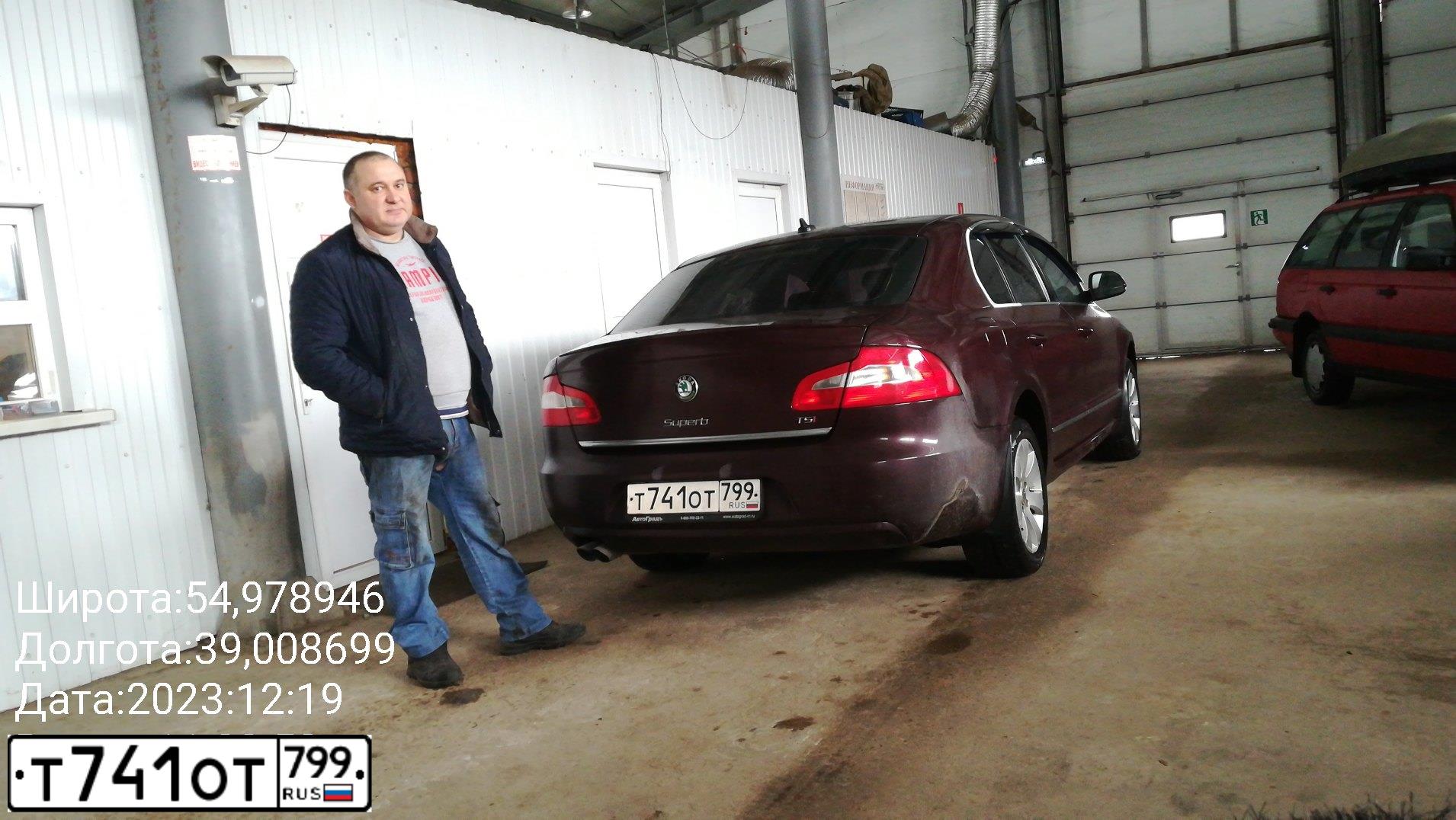 Фото автомобиля SKODA SUPERB, 2011 — госномер М993ТВ67. Цвет: ТЕМНО-БОРДОВЫЙ