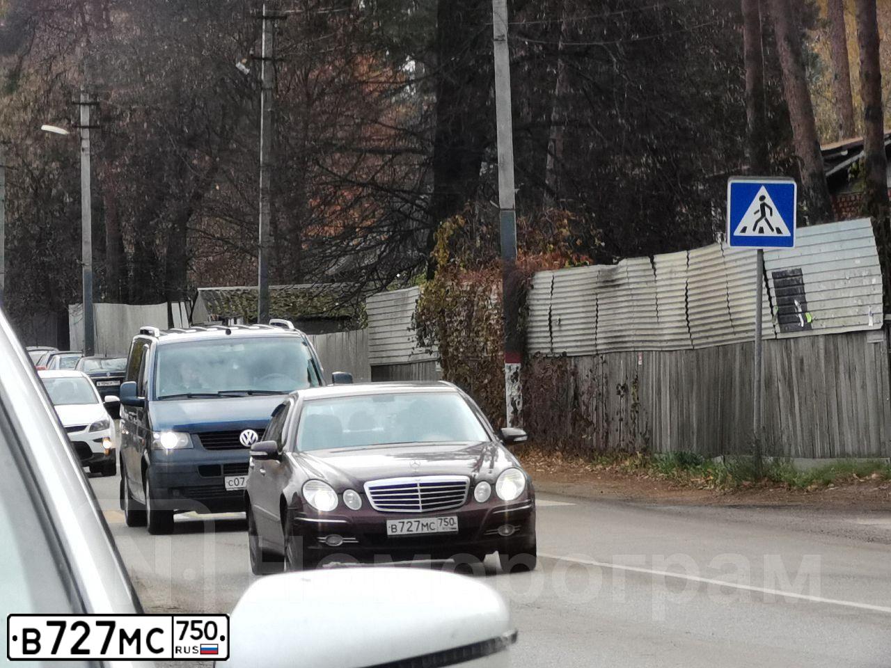 Фото автомобиля MERCEDES E-KLASSE, 2006 — госномер В727МС750. Цвет: ВИШНЕВЫЙ ТЕМНЫЙ