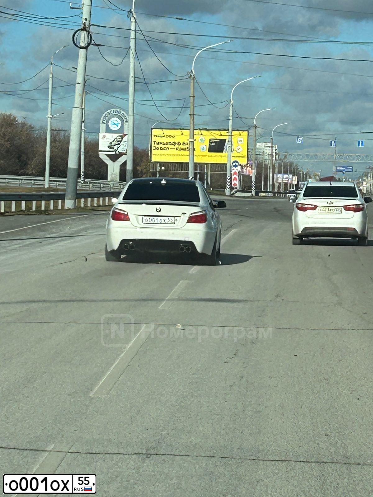 Фото автомобиля TOYOTA LANDCRUISER 200, 2020 — госномер О001ОХ55. Цвет: Белый