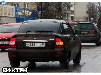 Фото автомобиля LADA 2172 PRIORA, 2012 — госномер У585ЕЕ60. Цвет: ТЕМНО-ВИШНЕВЫЙ