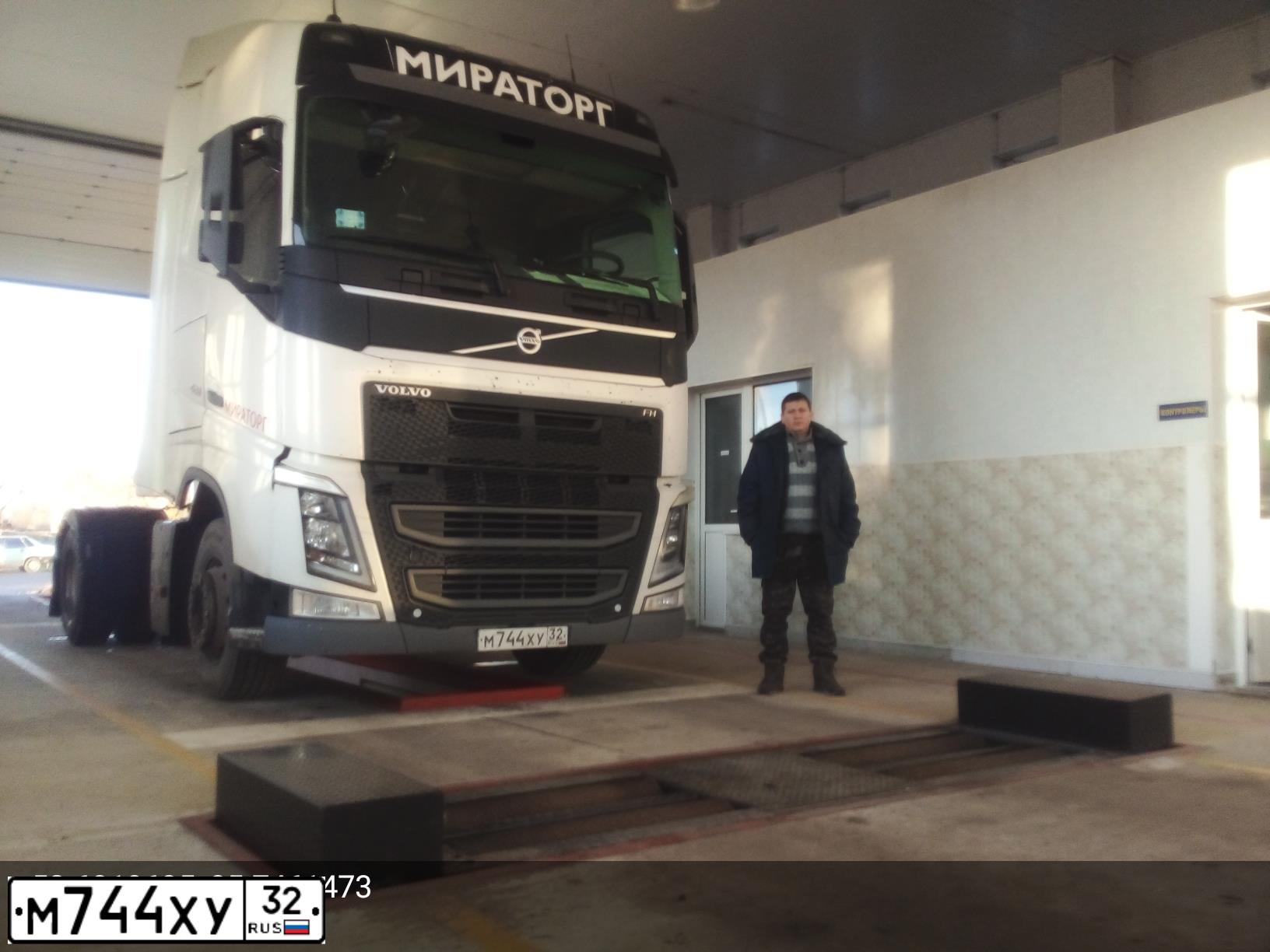 Фото автомобиля VOLVO SERIE FH /4X2/, 2014 — госномер М744ХУ32. Цвет: БЕЛЫЙ