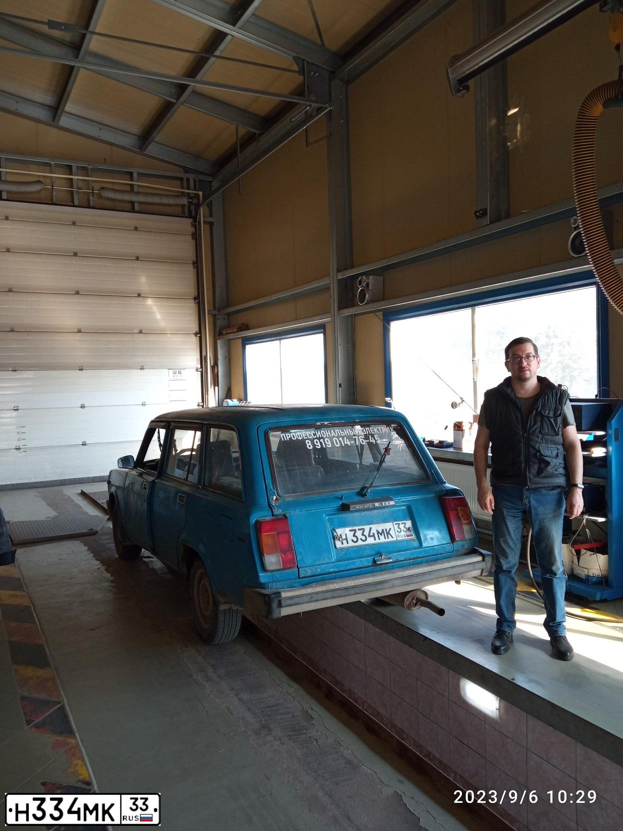 Фото автомобиля LADA 2104, 1996 — госномер Н334МК33. Цвет: ЯРКО-ГОЛУБОЙ