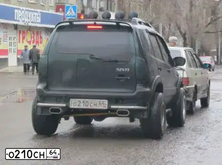 Фото автомобиля CHEVROLET NIVA, 2003 — госномер О210СН64. Цвет: ТЕМНО ЗЕЛЕНЫЙ