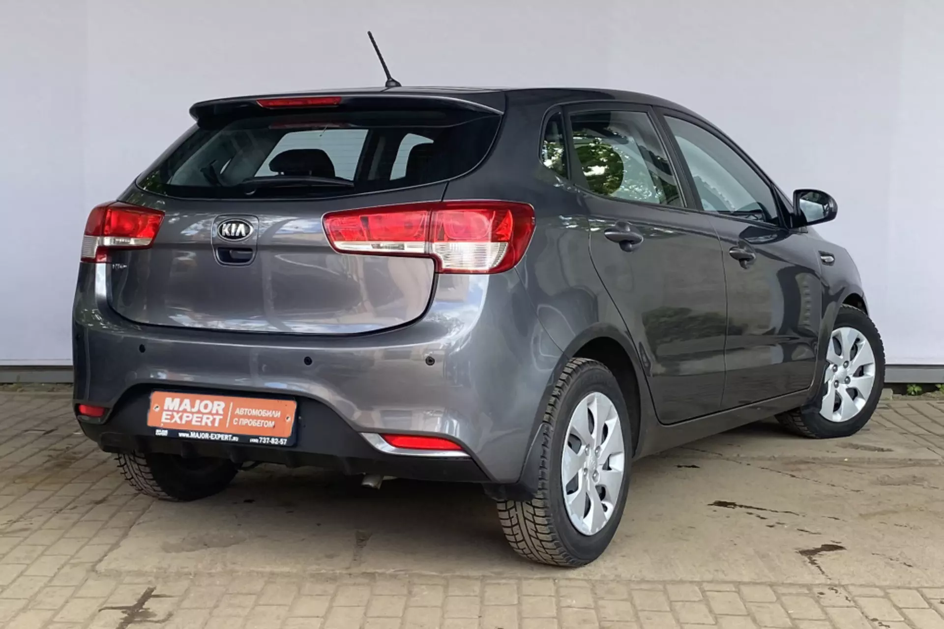 Фото автомобиля KIA RIO, 2015 — госномер Х469СР799. Цвет: ТЕМНО-СЕРЫЙ