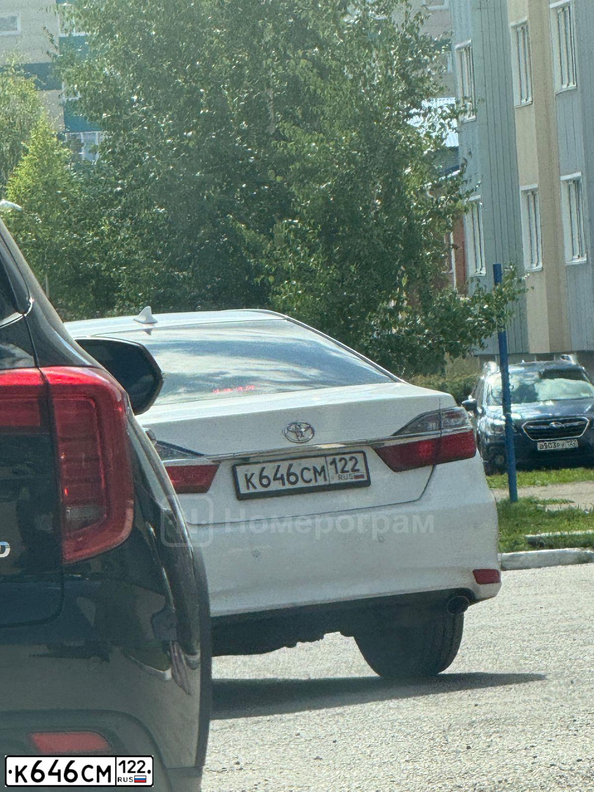 Фото автомобиля TOYOTA CAMRY, 2018 — госномер К646СМ122. Цвет: Белый
