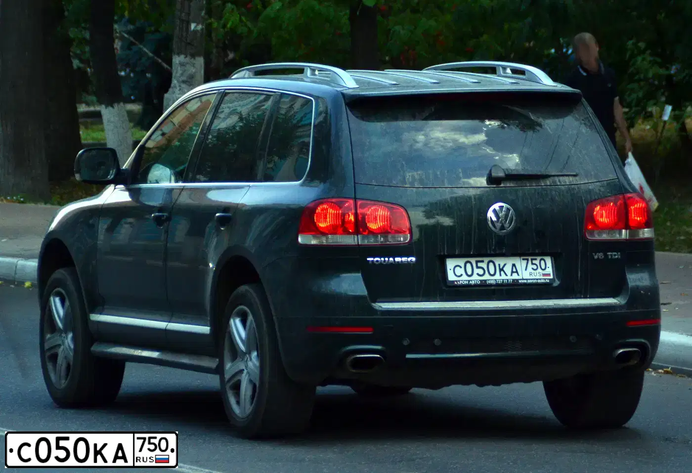 Фото автомобиля VOLKSWAGEN TOUAREG, 2006 — госномер С050КА750. Цвет: ЗЕЛЕНЫЙ ТЕМНЫЙ