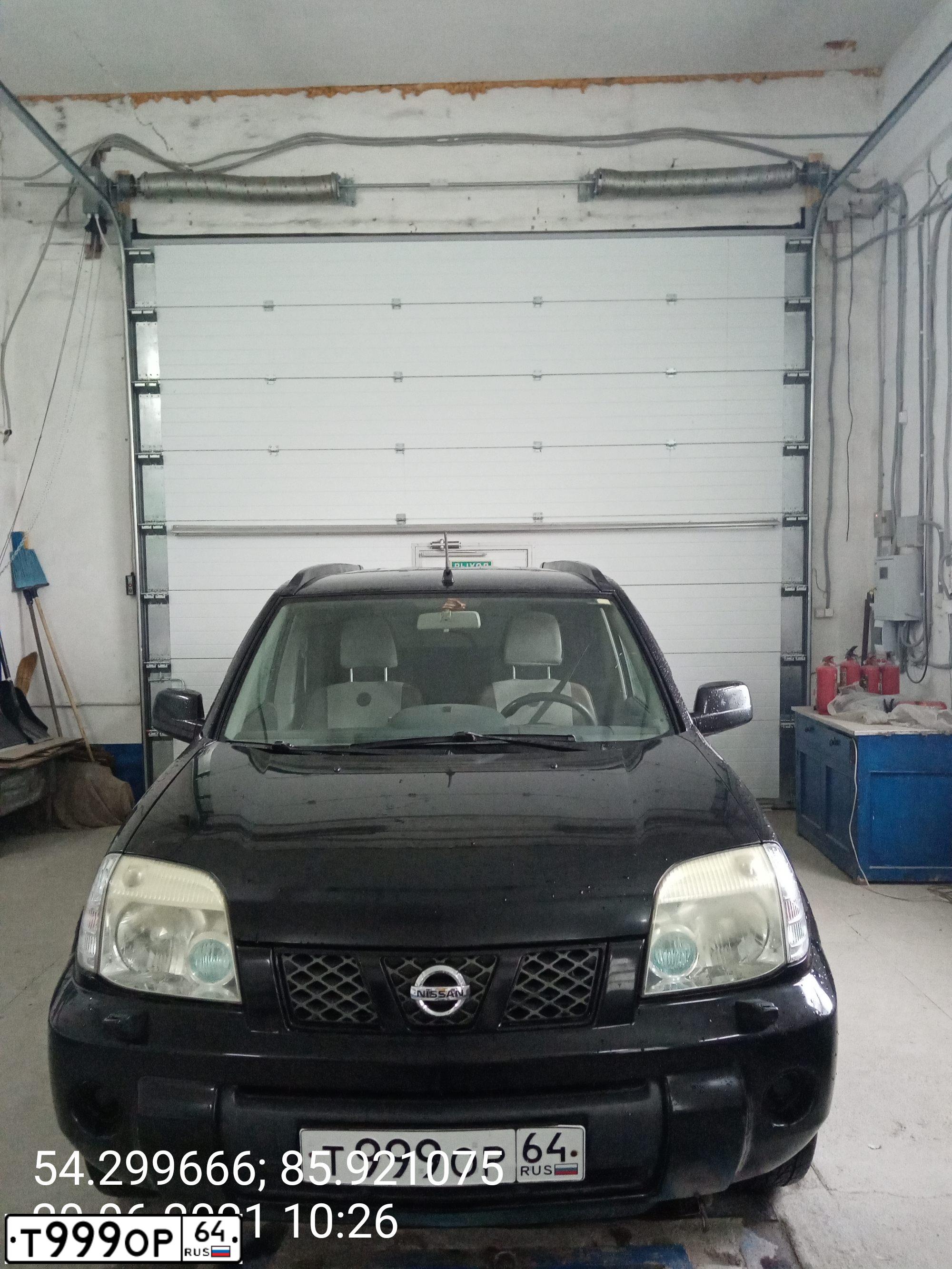 Фото автомобиля NISSAN X-TRAIL, 2005 — госномер У077УУ64. Цвет: ЧЕРНЫЙ