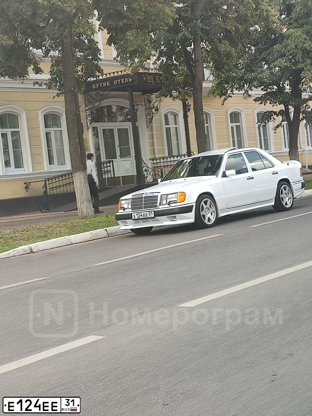 Фото автомобиля LADA 2114 SAMARA, 2005 — госномер Е124ЕЕ31. Цвет: ГРАФИТОВЫЙ МЕТАЛЛИК