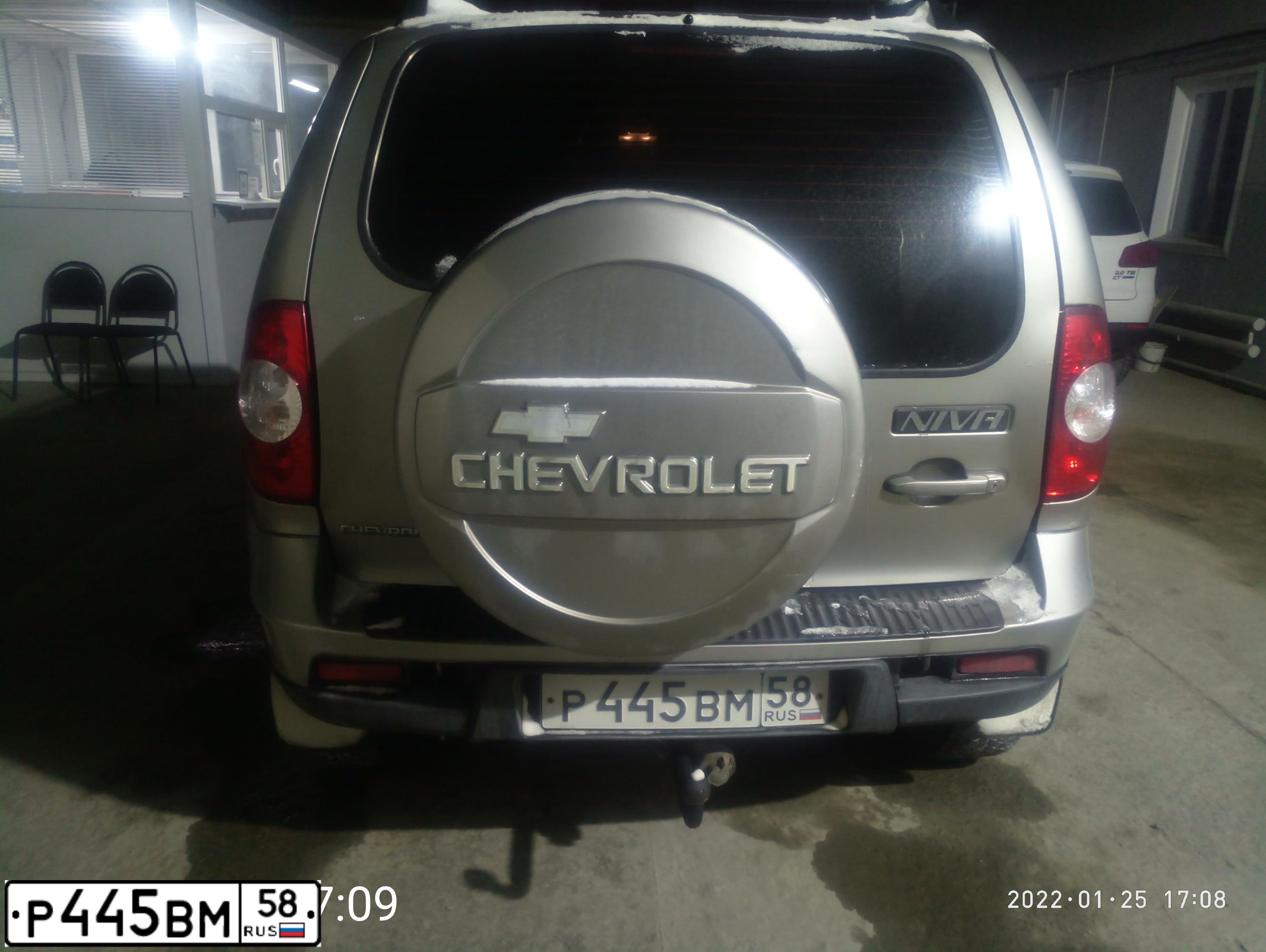Фото автомобиля CHEVROLET NIVA, 2010 — госномер Е500КХ58. Цвет: СЕРО-КОРИЧНЕВЫЙ МЕТАЛЛИК