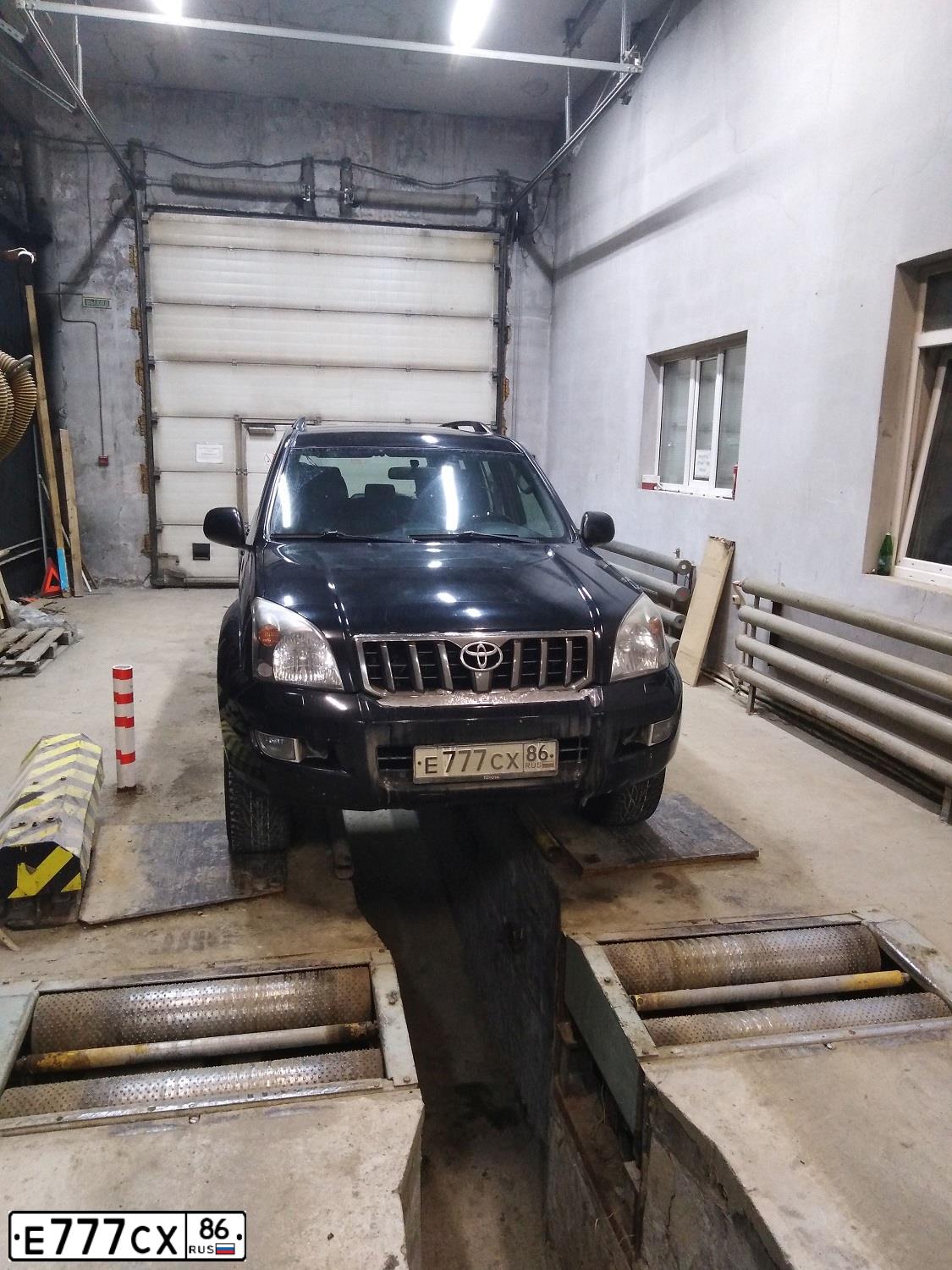 Фото автомобиля TOYOTA LANDCRUISER, 2008 — госномер Е777СХ86. Цвет: ЧЕРНЫЙ