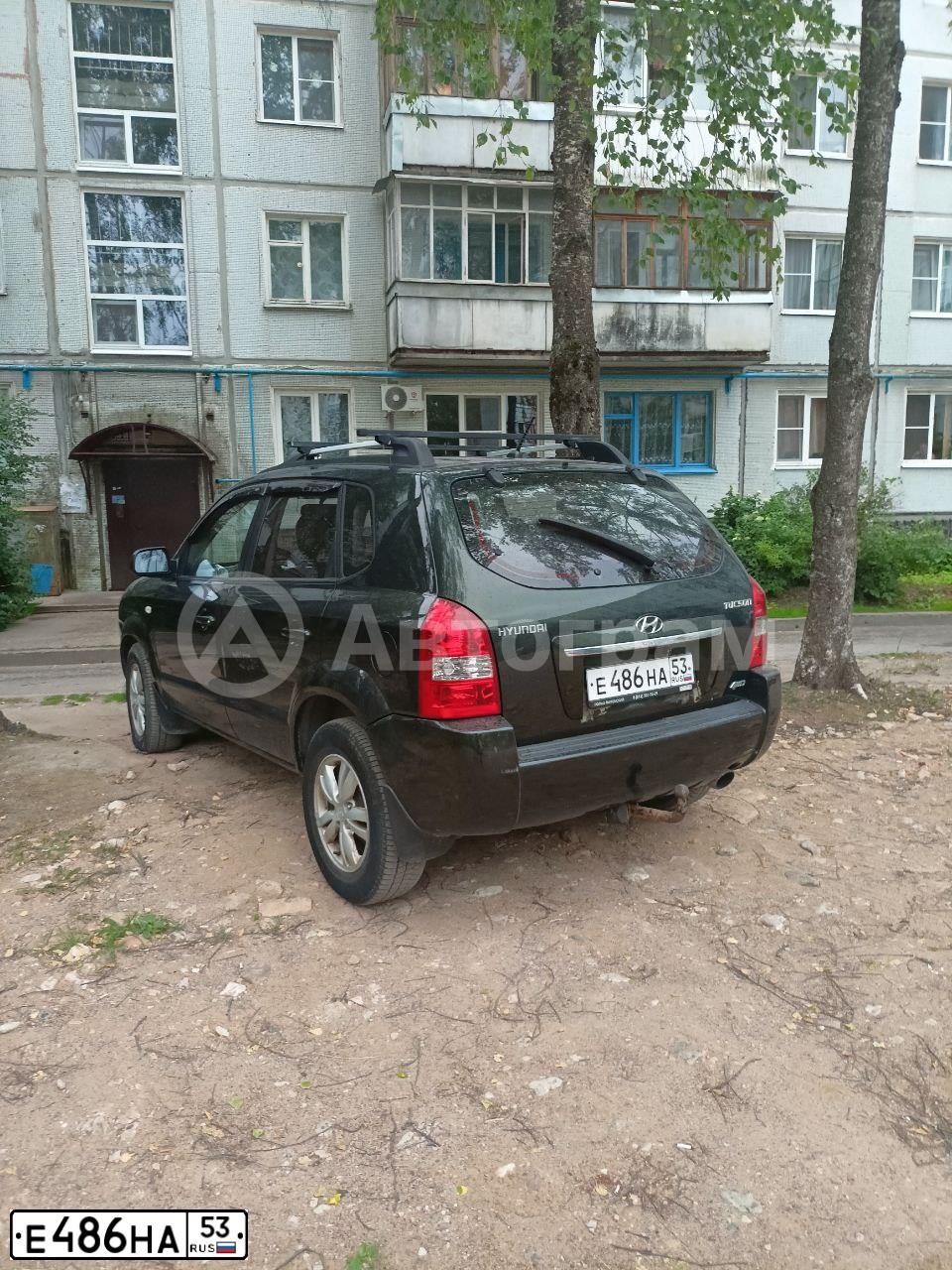 Фото автомобиля HYUNDAI TUCSON, 2008 — госномер Е486НА53. Цвет: Темно-зеленый