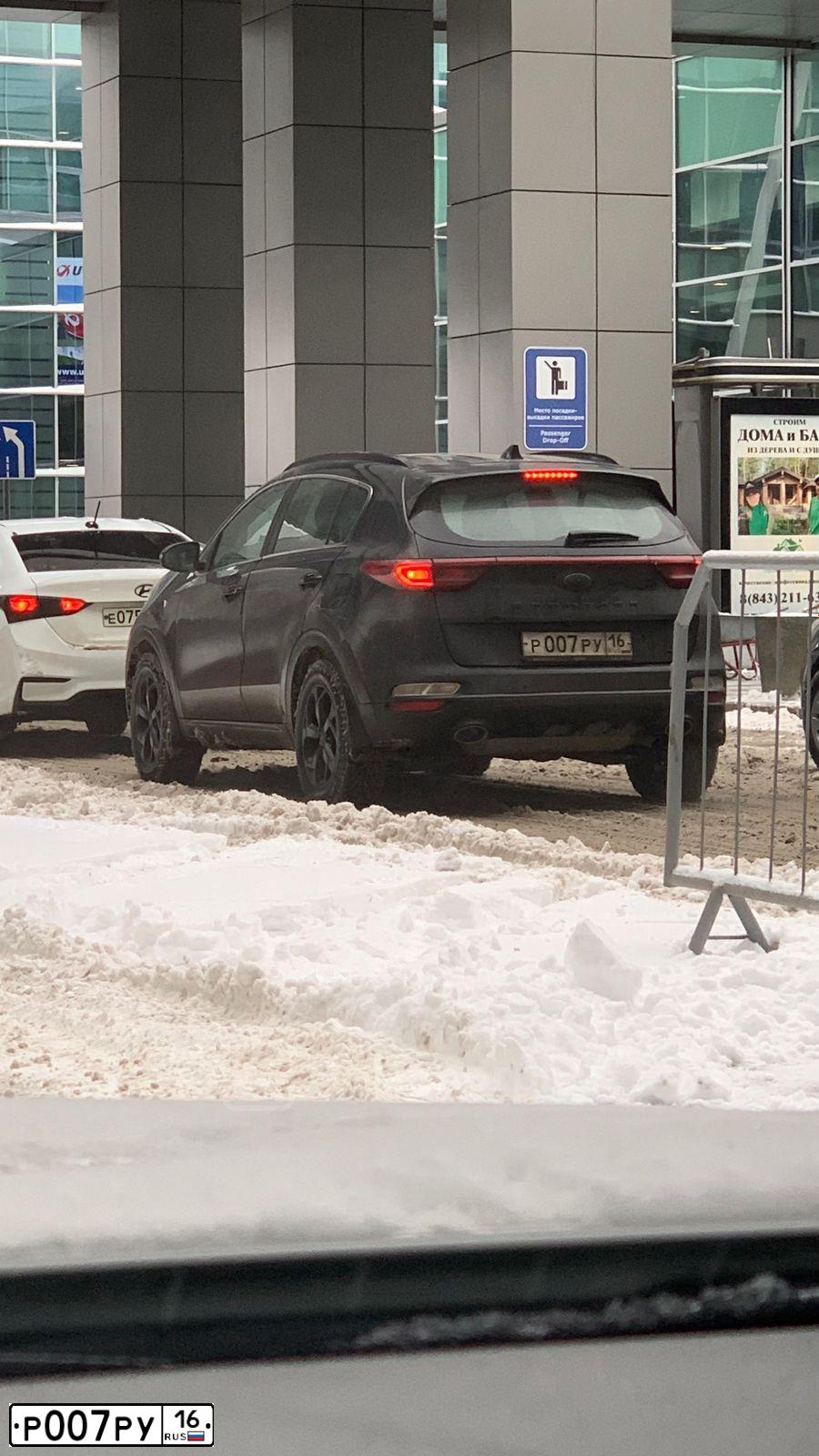 Фото автомобиля БМВ 320D XDRIVE GT, 2014 — госномер Е182КЕ977. Цвет: Белый