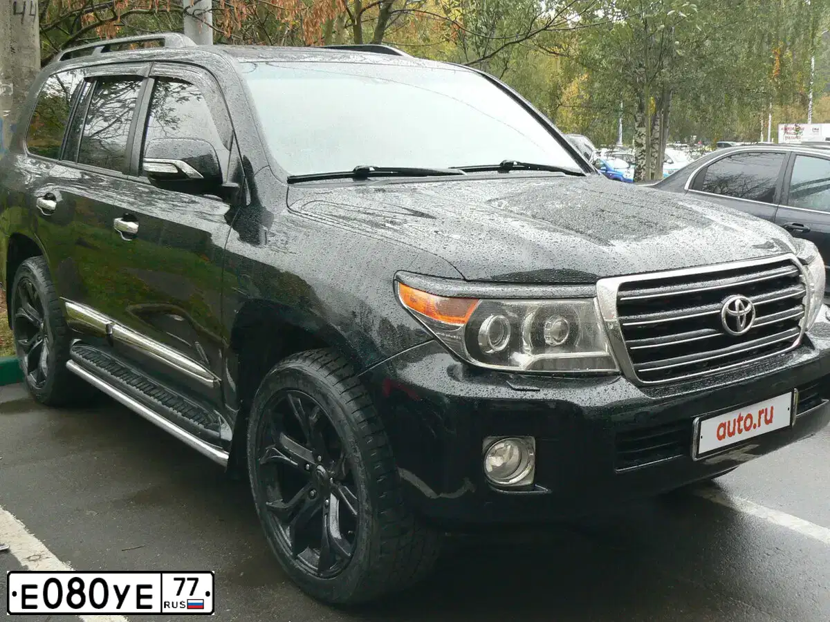 Фото автомобиля TOYOTA LANDCRUISER 200, 2008 — госномер Е080УЕ77. Цвет: ЧЕРНЫЙ